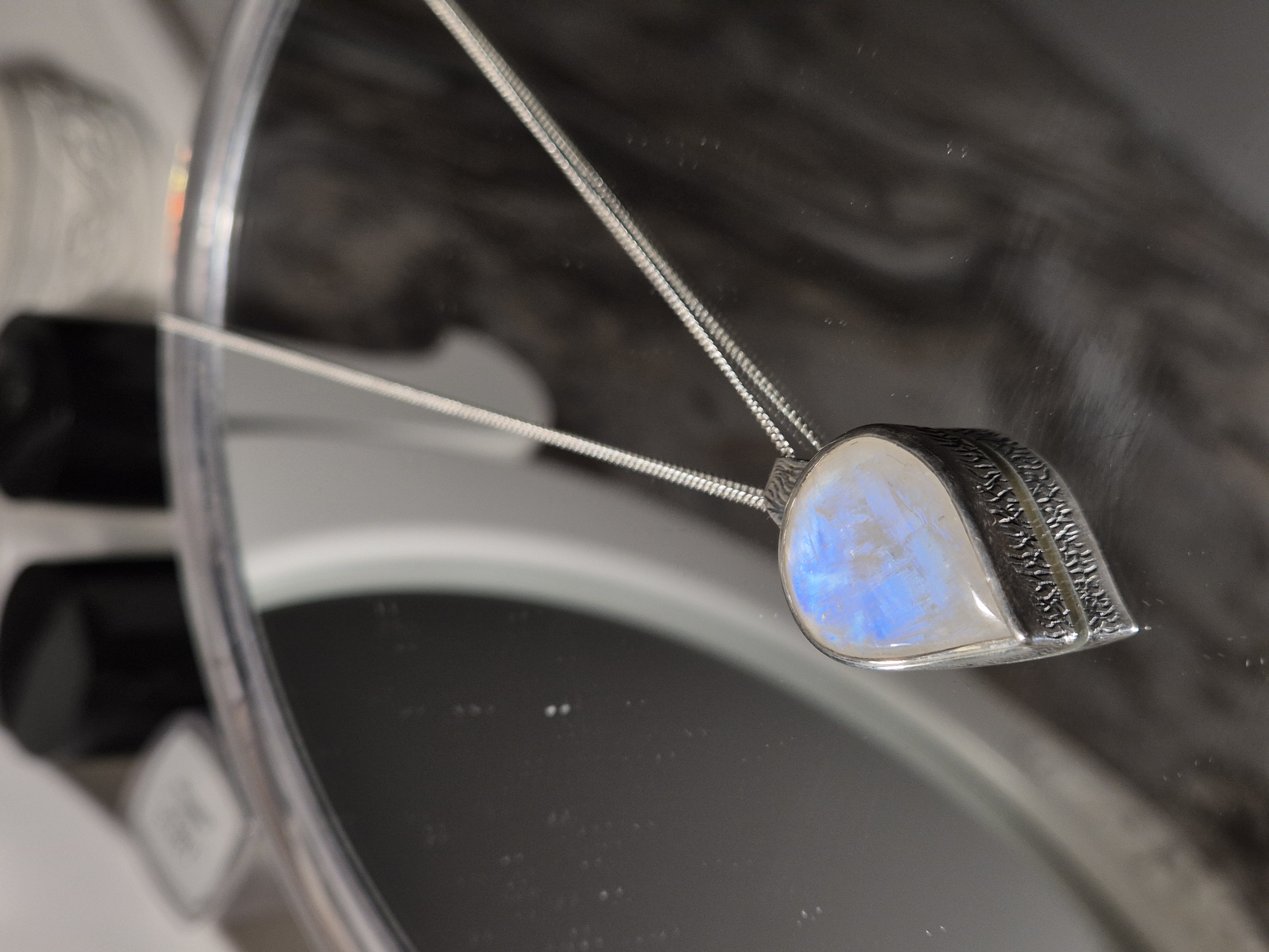 Mėnulio akmens pakabukas su grandinėle