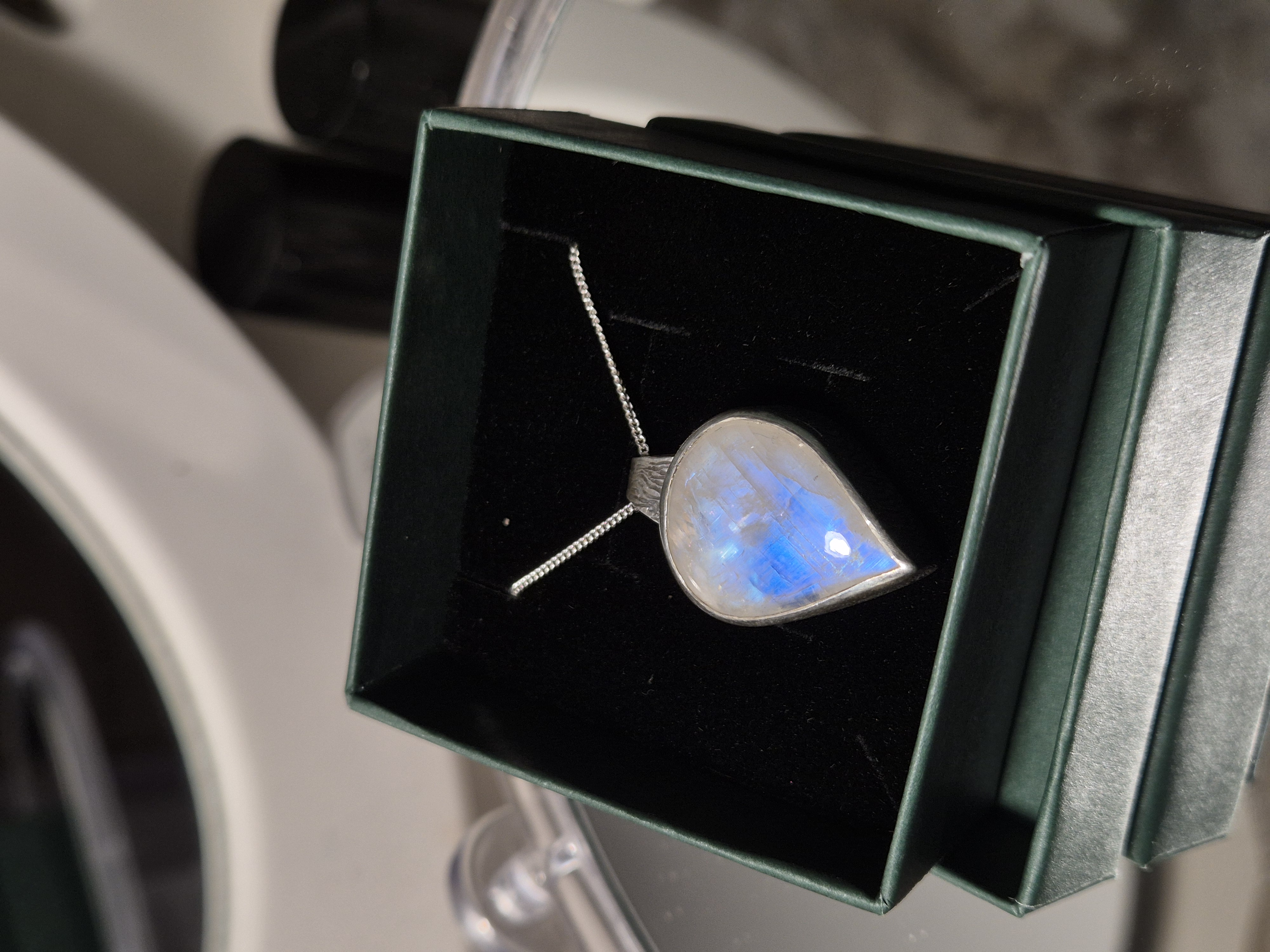 Mėnulio akmens pakabukas su grandinėle