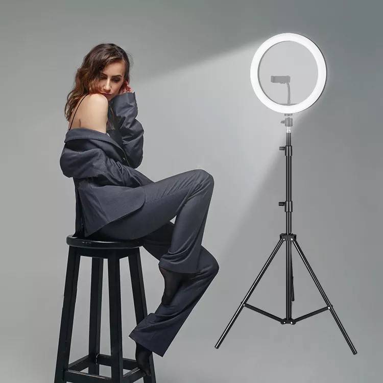 Anneau lumineux avec trépied