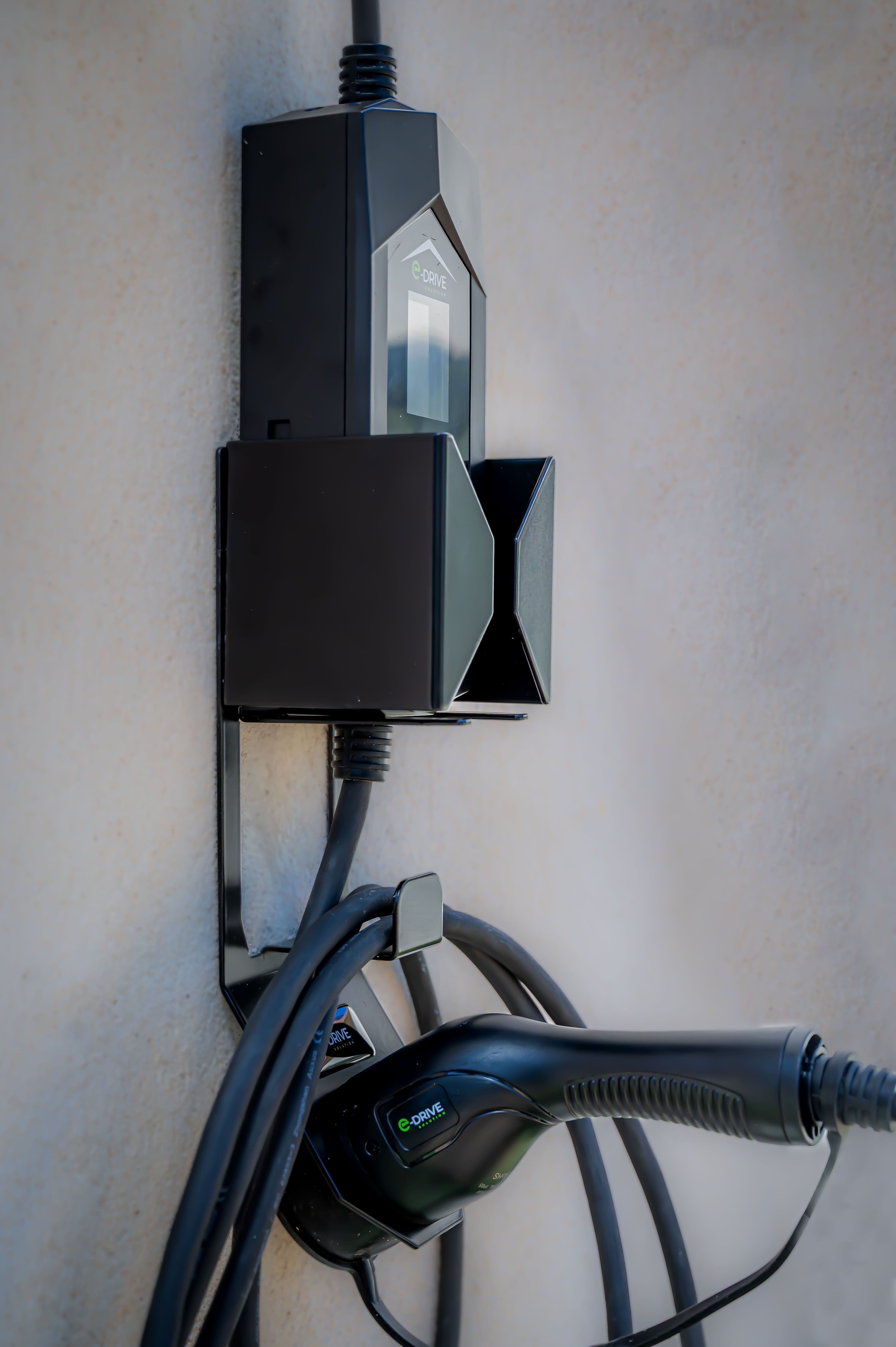 🧲 Support Mural Chargeur Voiture Électrique – Compatible Type 2 & Prédisposition Antivol Intégré