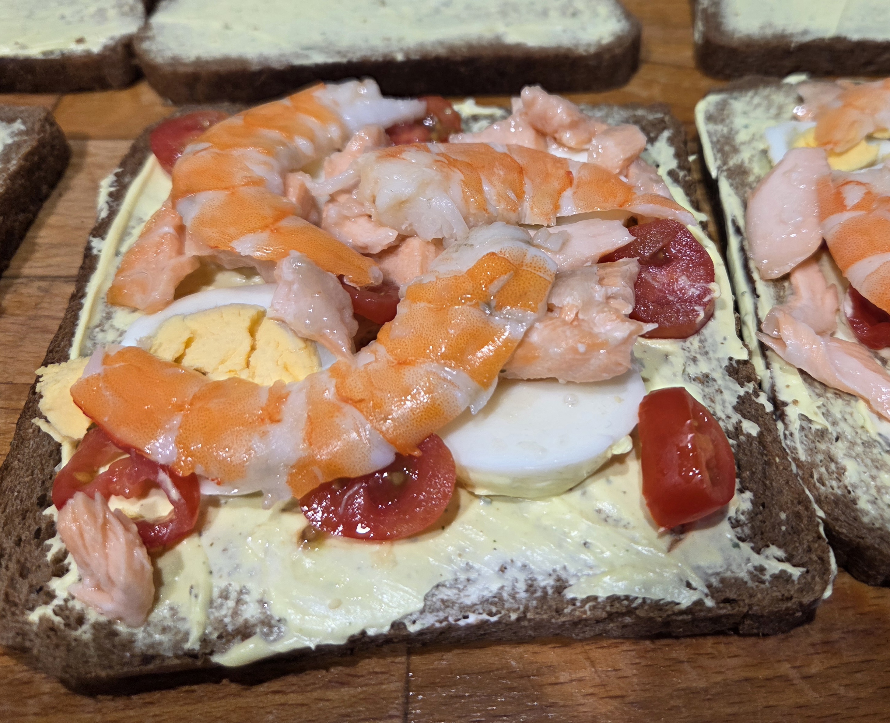 Club sandwich fromage frais au curry et épices, saumon frais, Crevettes  tomates, oeufs durs