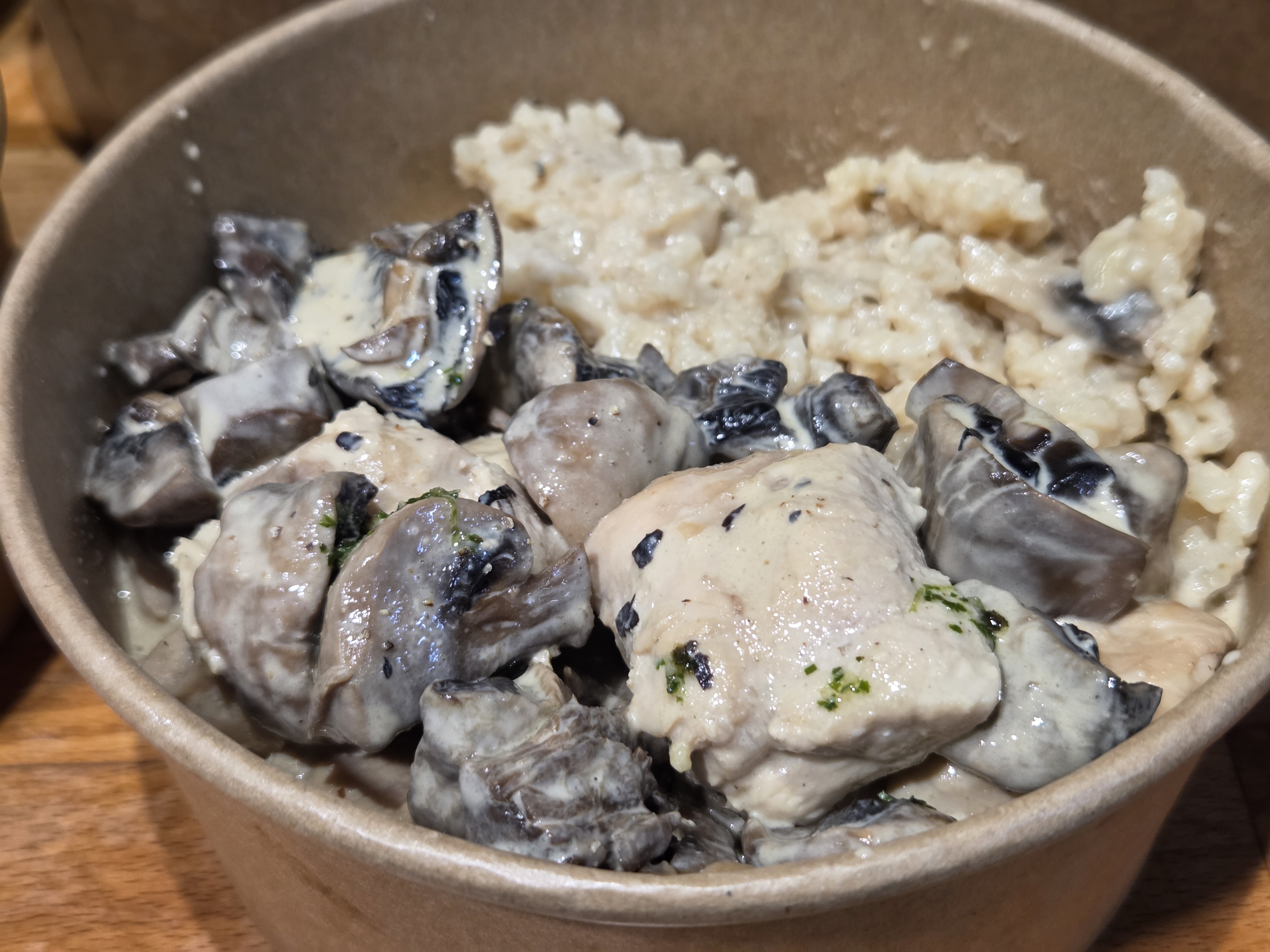 Blanquette de blanc de poulet aux champignons et oignons,sauce au bleu et jus de viande  riz basmati 