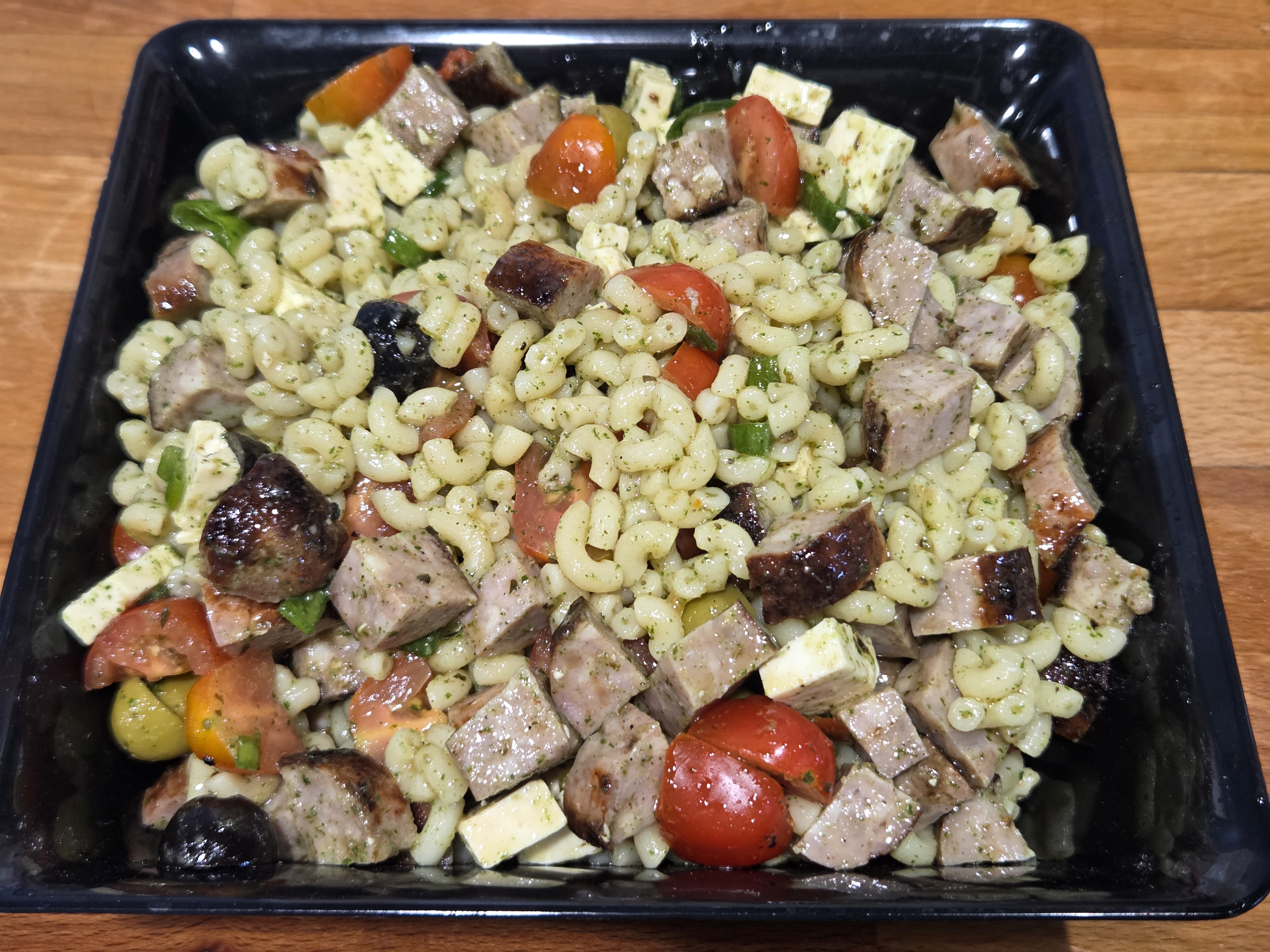 Salade de pâtes aux saucisses grillées au barbecue, tomates, feta,olives ,vinaigrette aux herbes