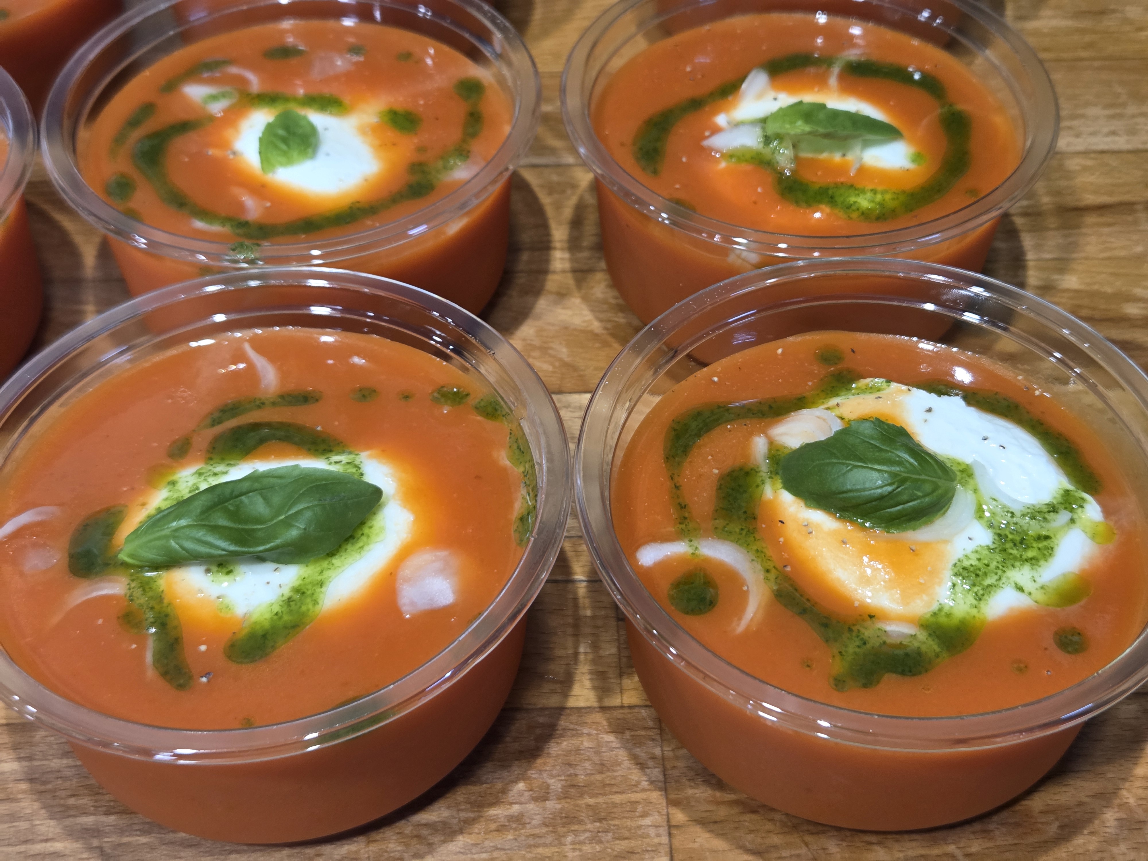 Gaspacho de tomates, mozzarella di Buffala, huile d’herbes 