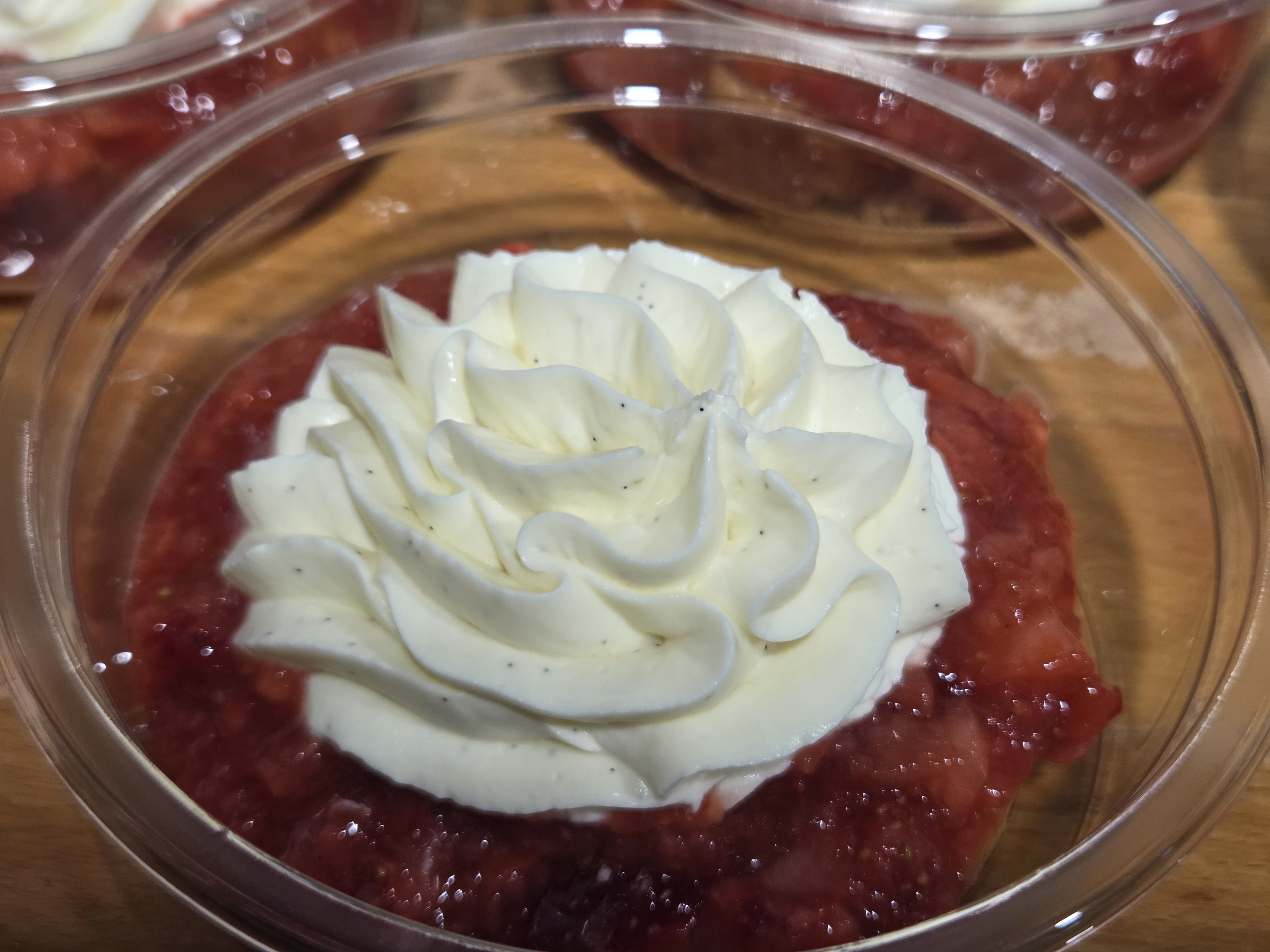 Gâteau breton, tartare de fraises et chantilly mascarpone à la vanille 