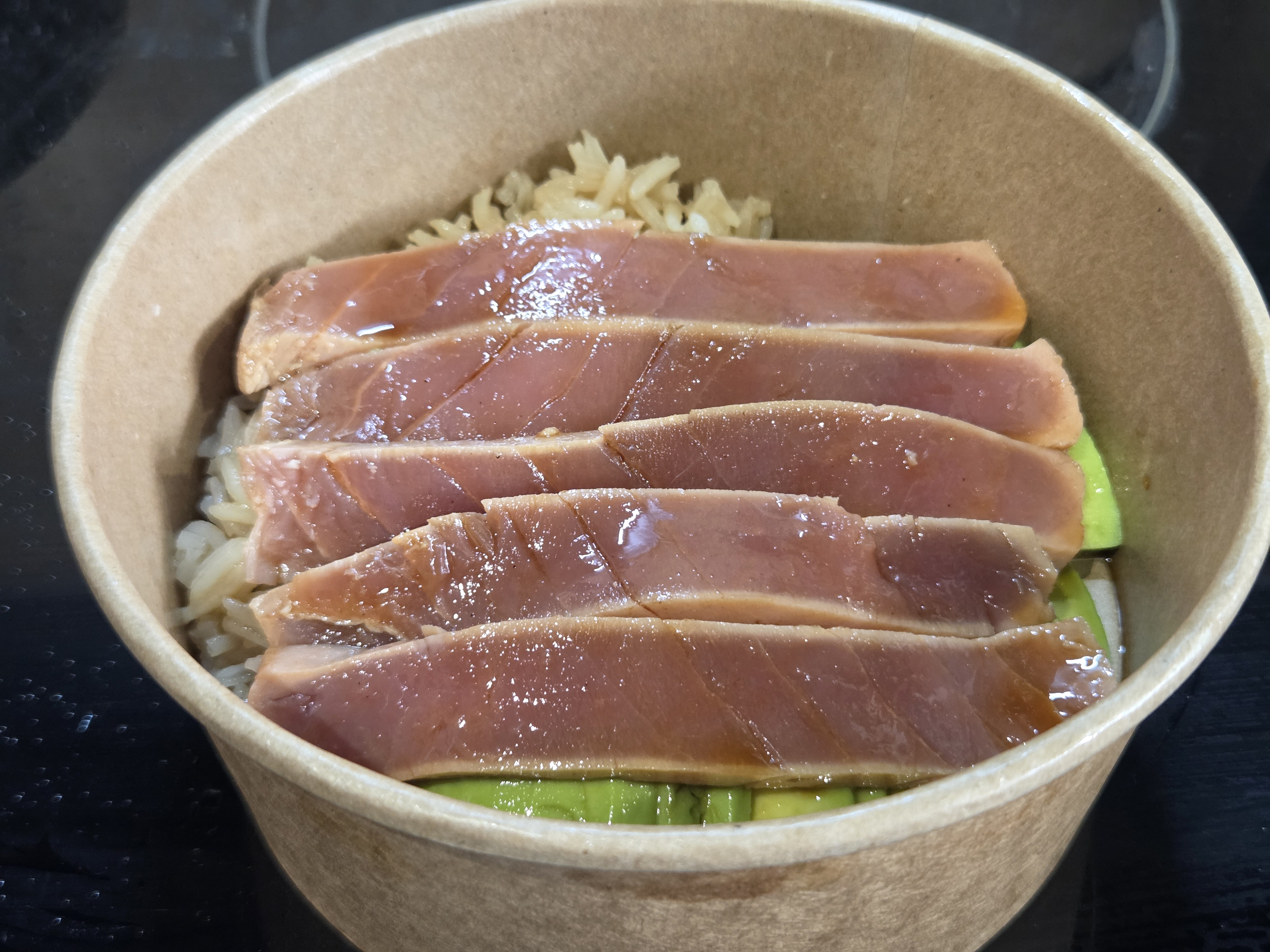 Thon mariné au soja et citron  avocat et riz vinaigré 