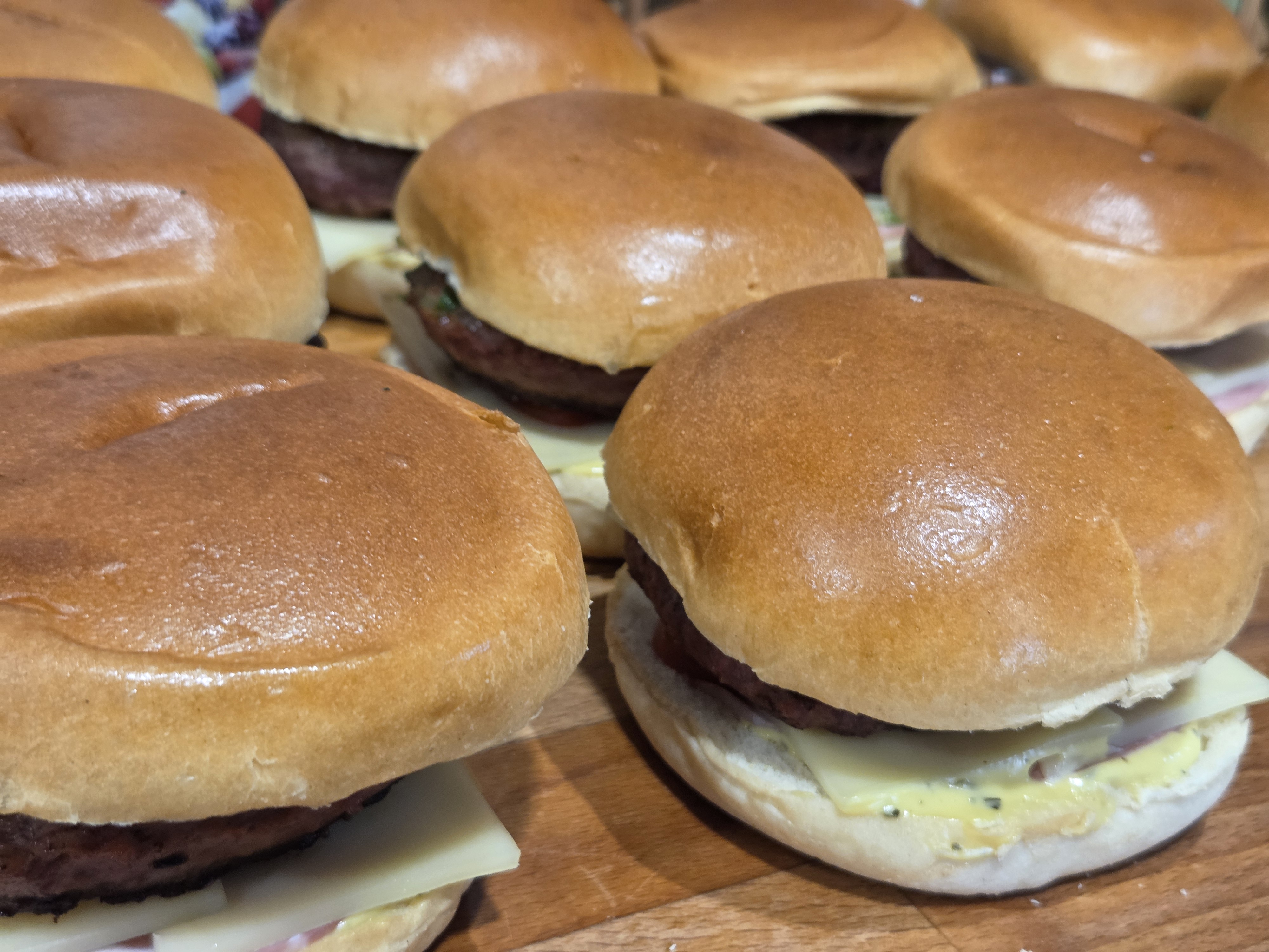 Burger ,bœuf haché ,emmental, bacon fumé, oignons, tomates, sauce estragon