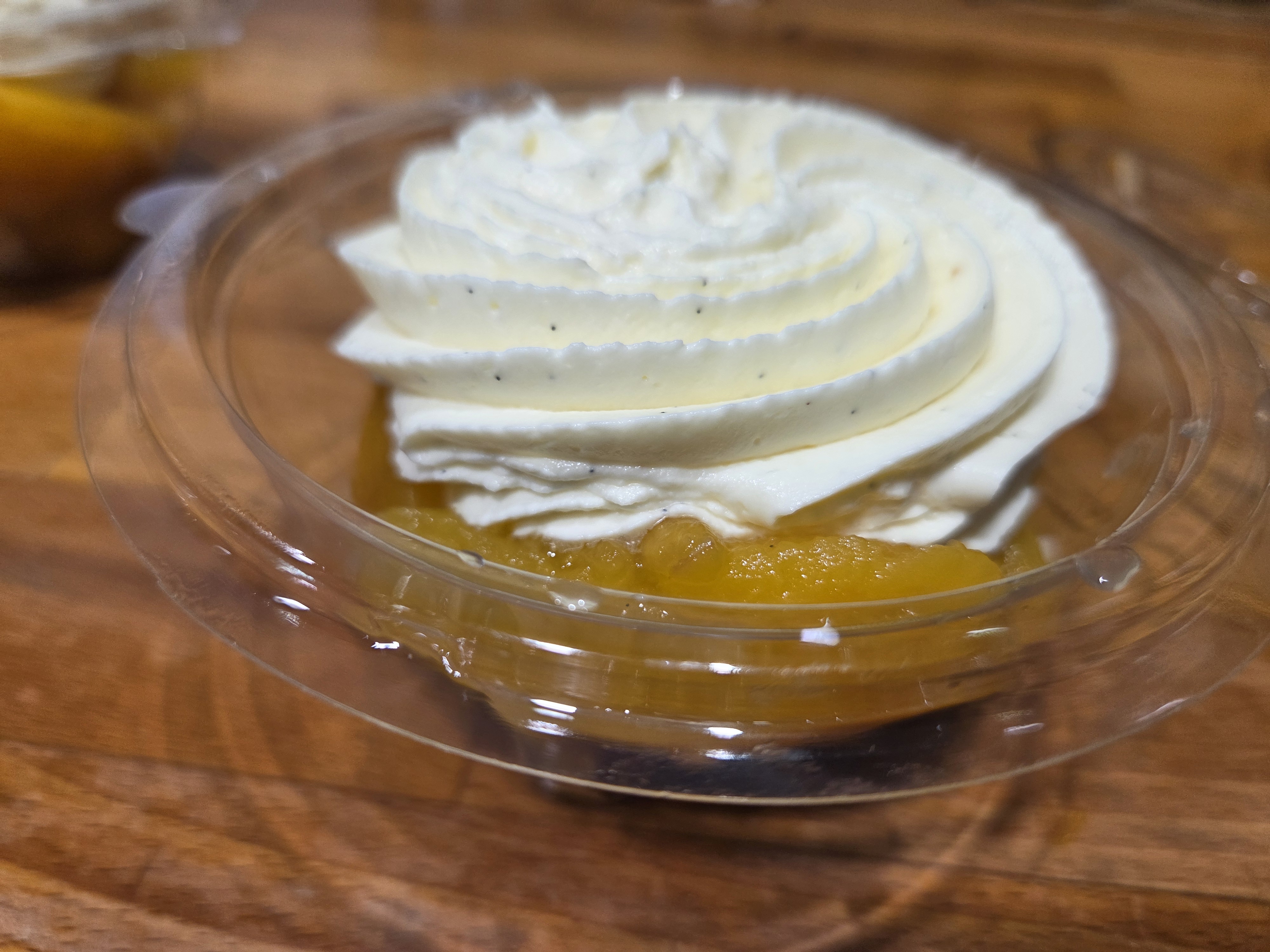 Gâteau breton, nectarine pochées au sirop d’orgeat et vanille, crème mascarpone vanille 