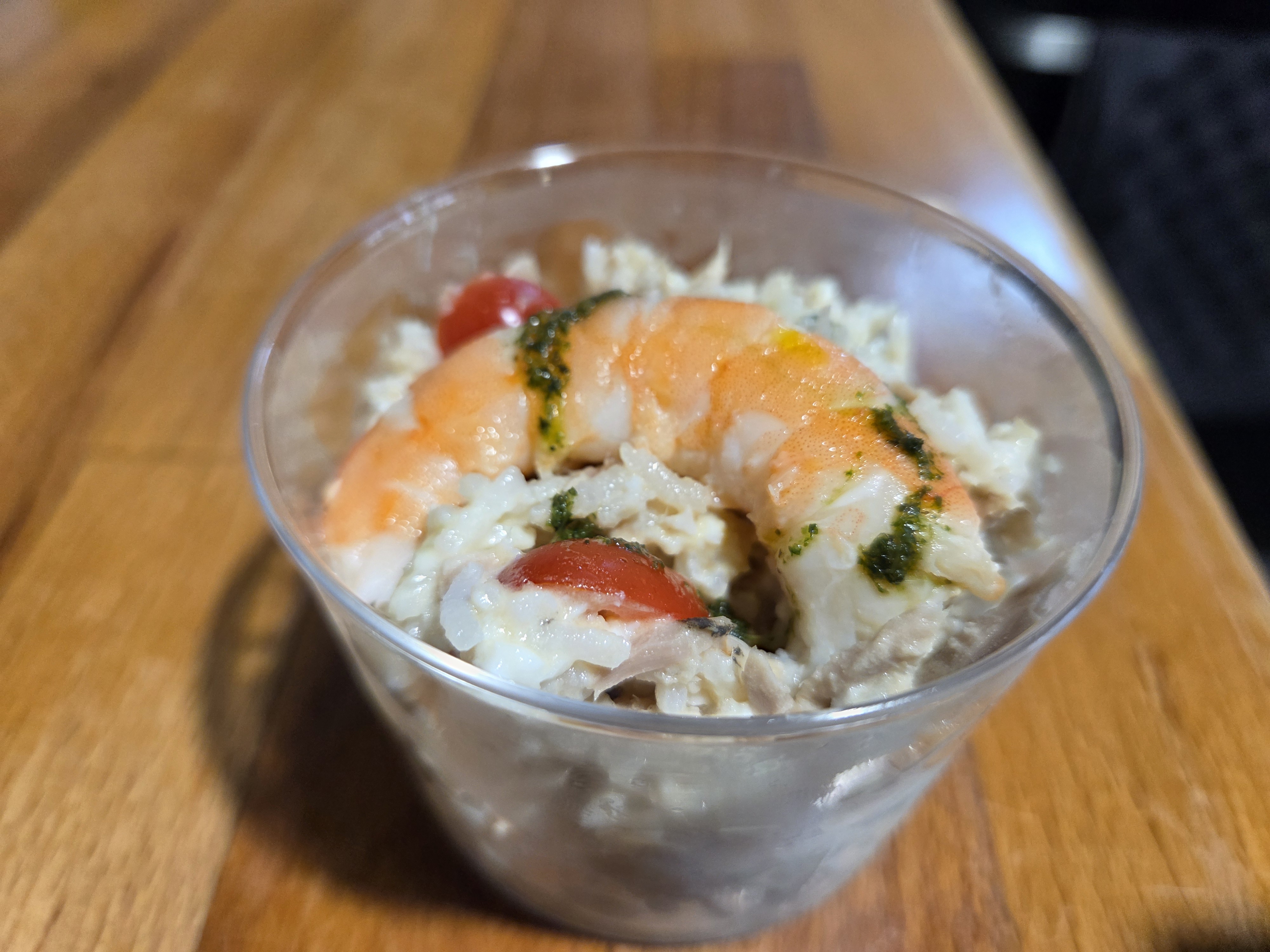 Salade de riz au thon,oeuf mimosa et crevettes 