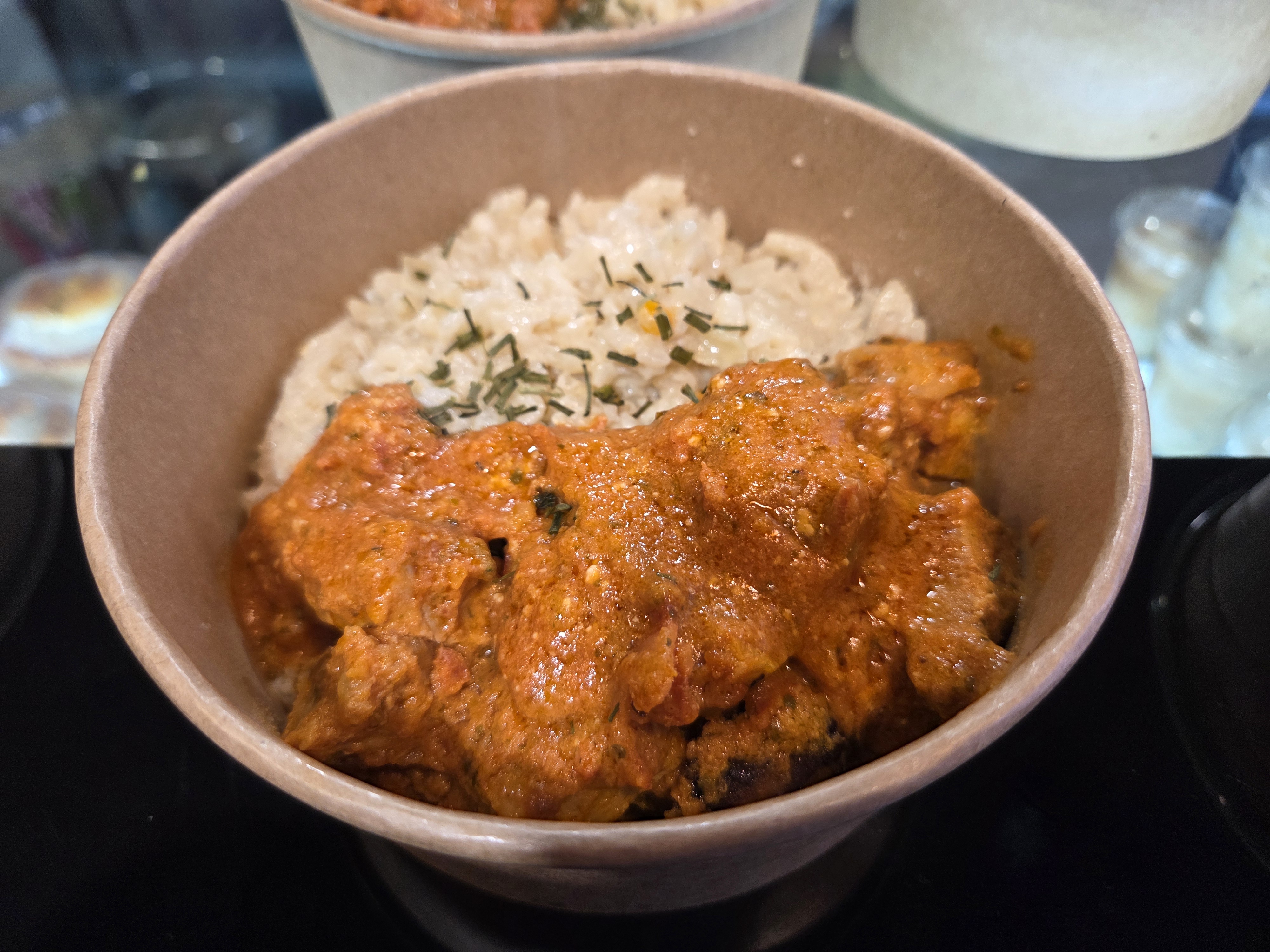 Blanquette de blanc de poulet aux epices douces ,julienne de légumes, et riz Basmati 