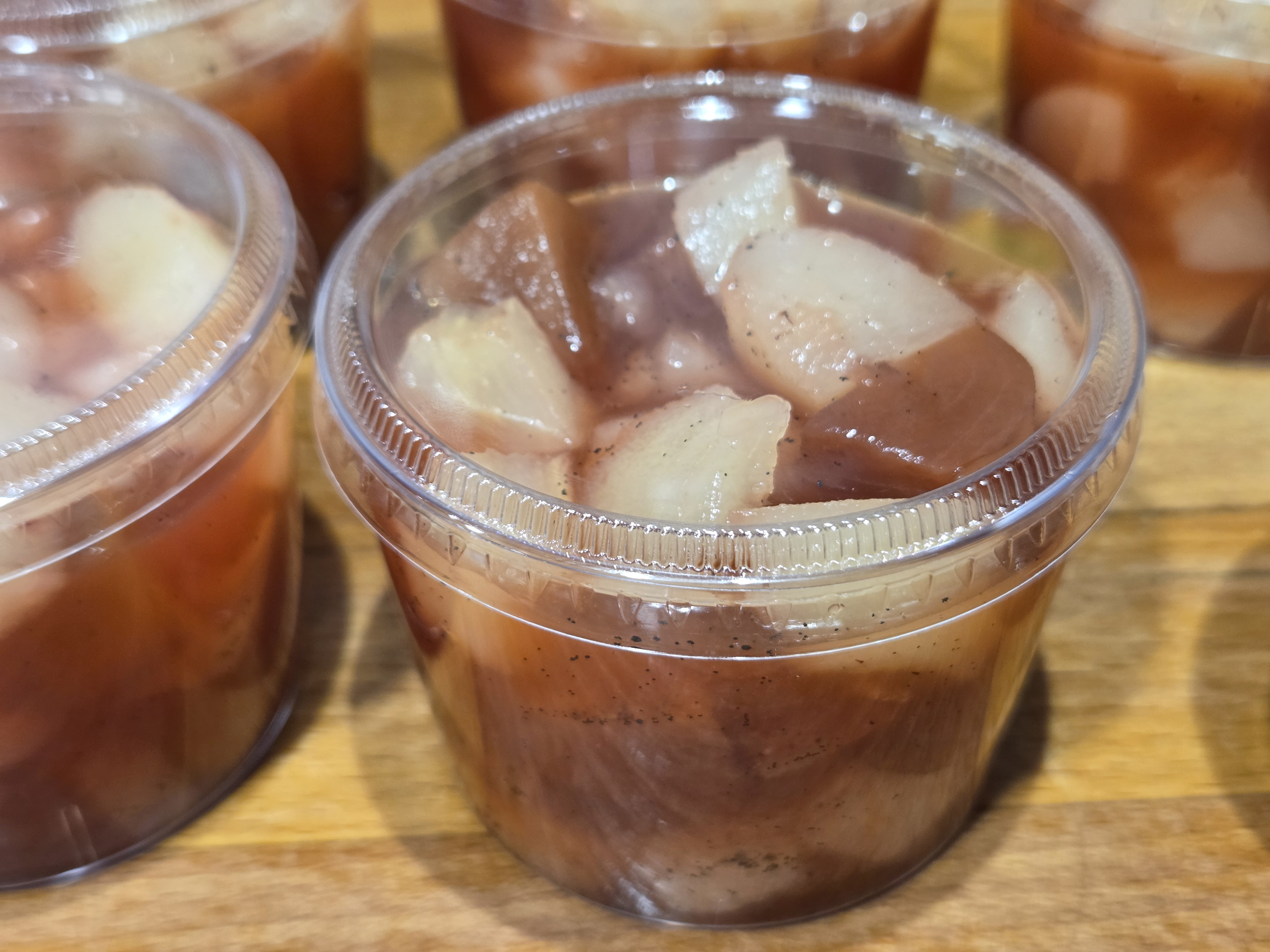 Salade de nectarine et poire William infusée dans un sirop d’orgeat et vanille 