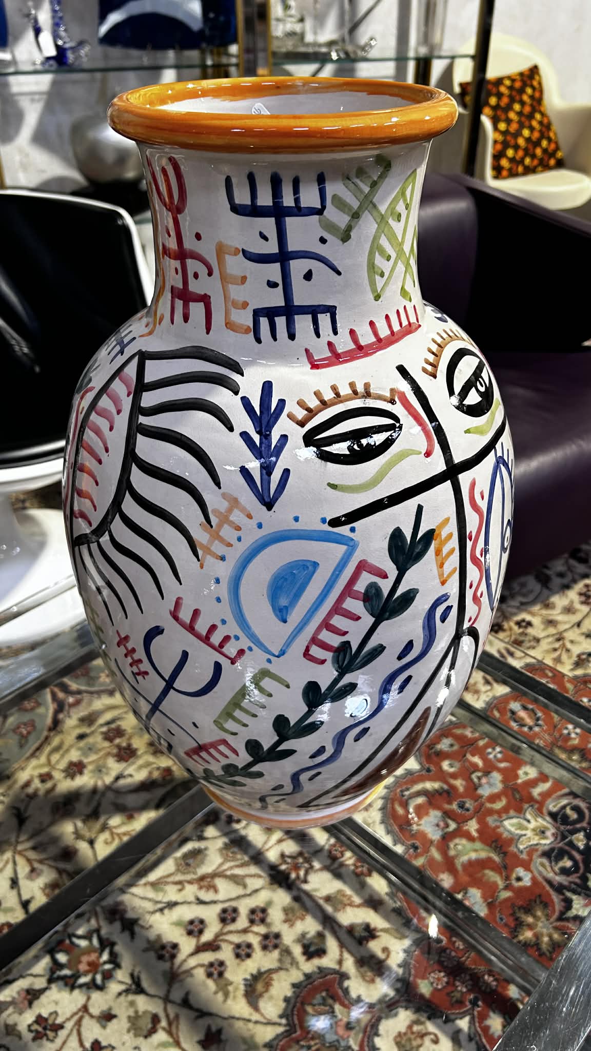 Vase artistique polychrome à décor figuratif stylisé