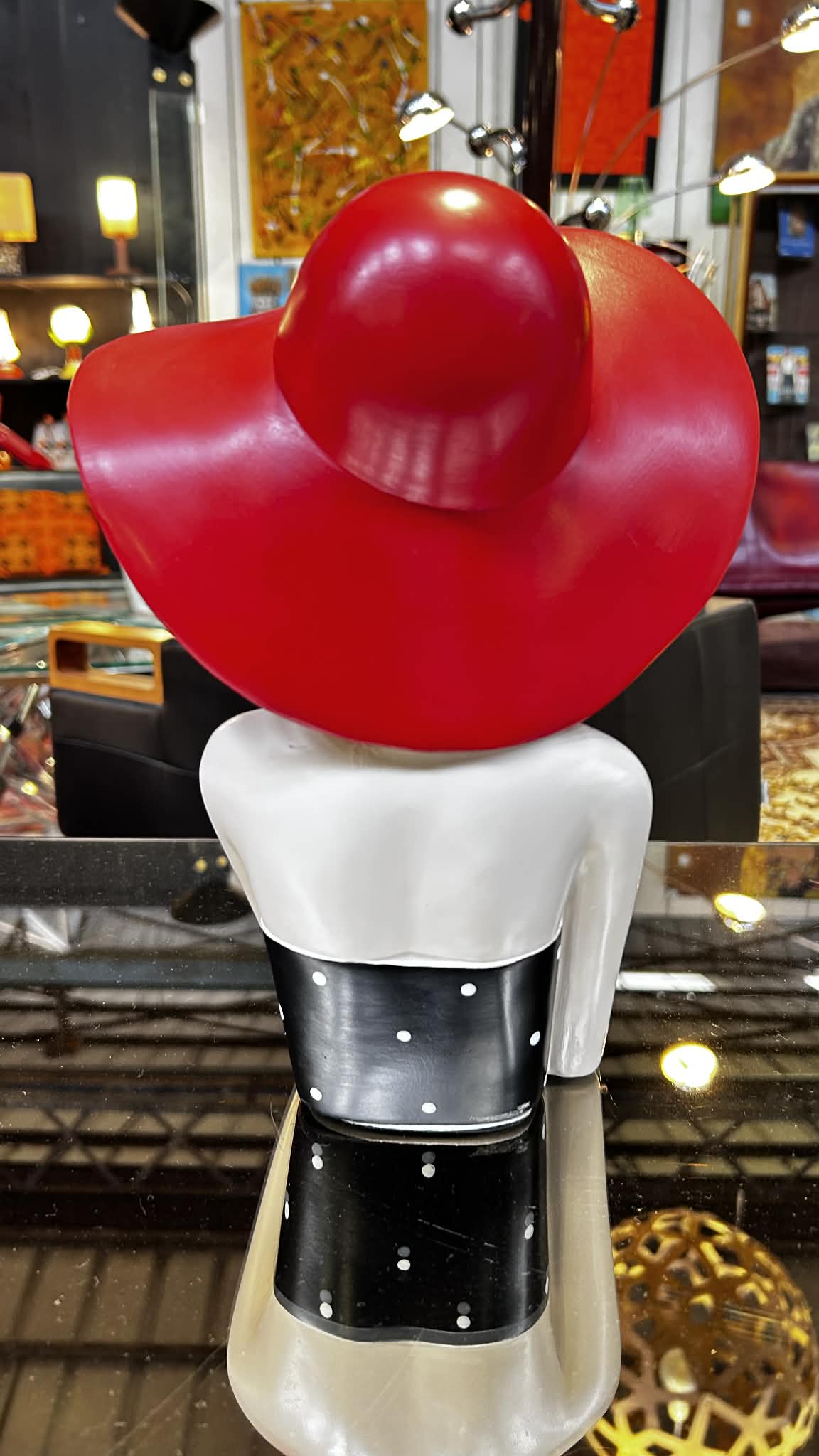 Sculpture féminine en résine