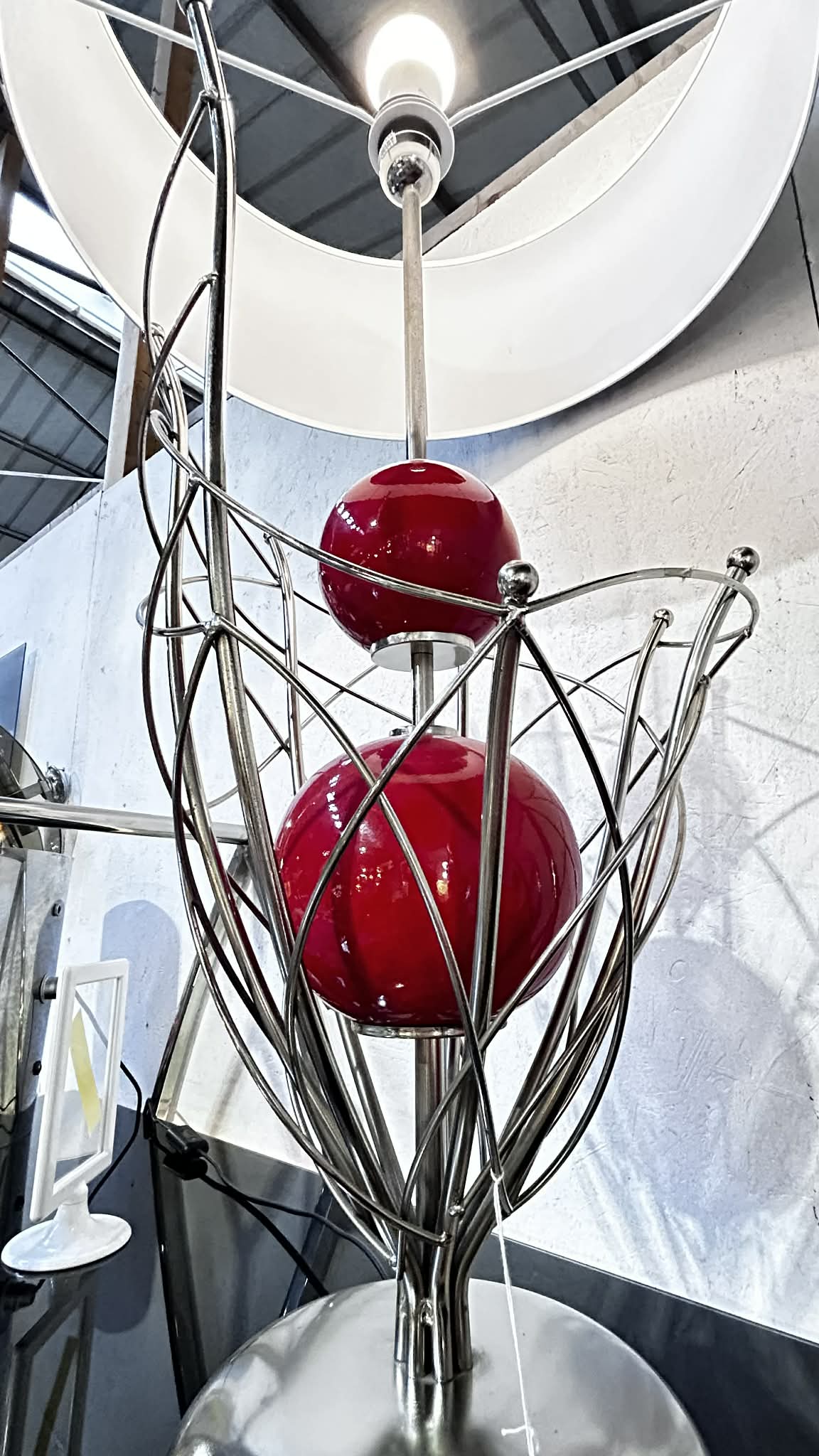 Lampe sculpturale en métal chromé et verre