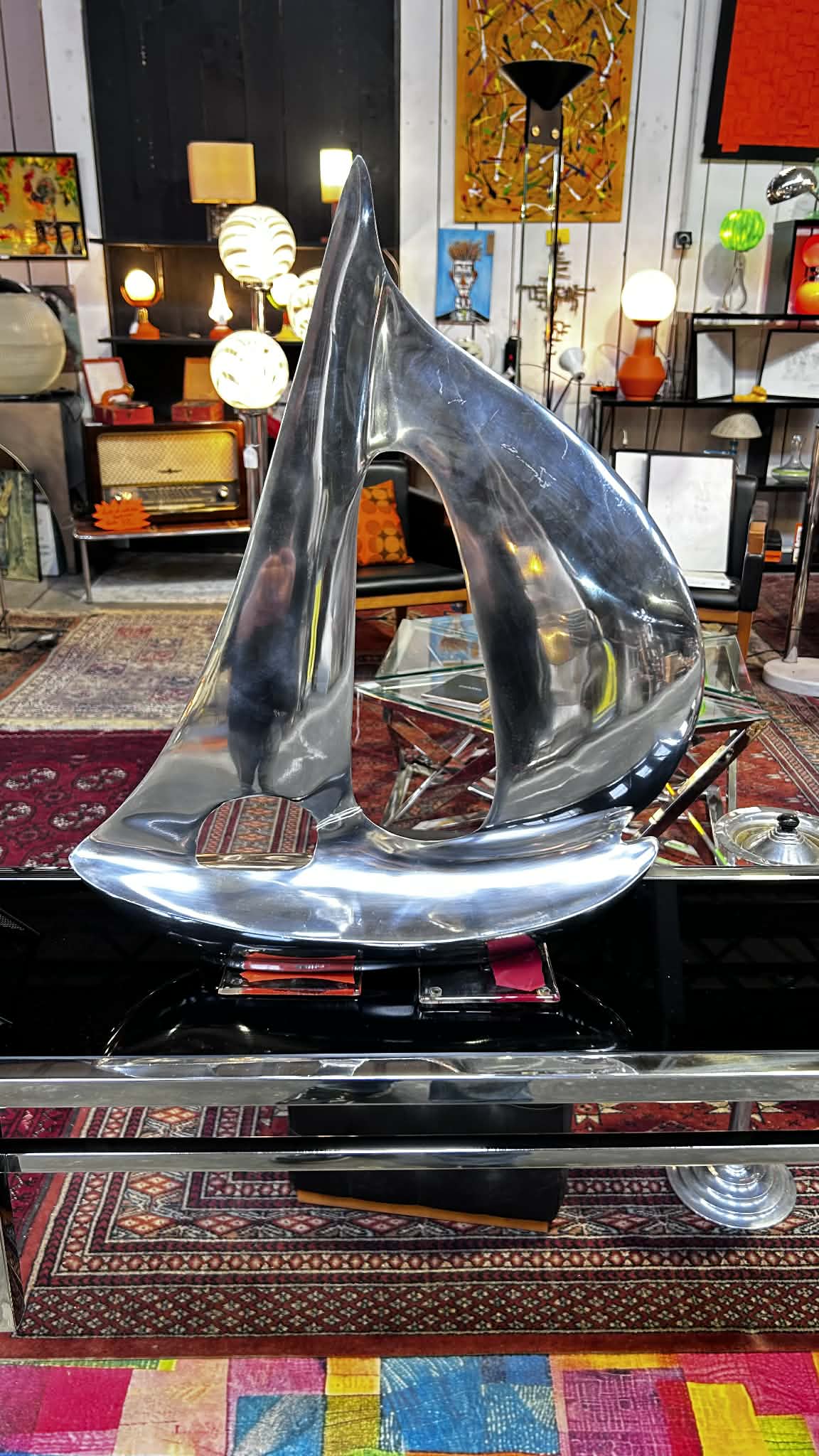 Sculpture voilier stylisé en métal chromé