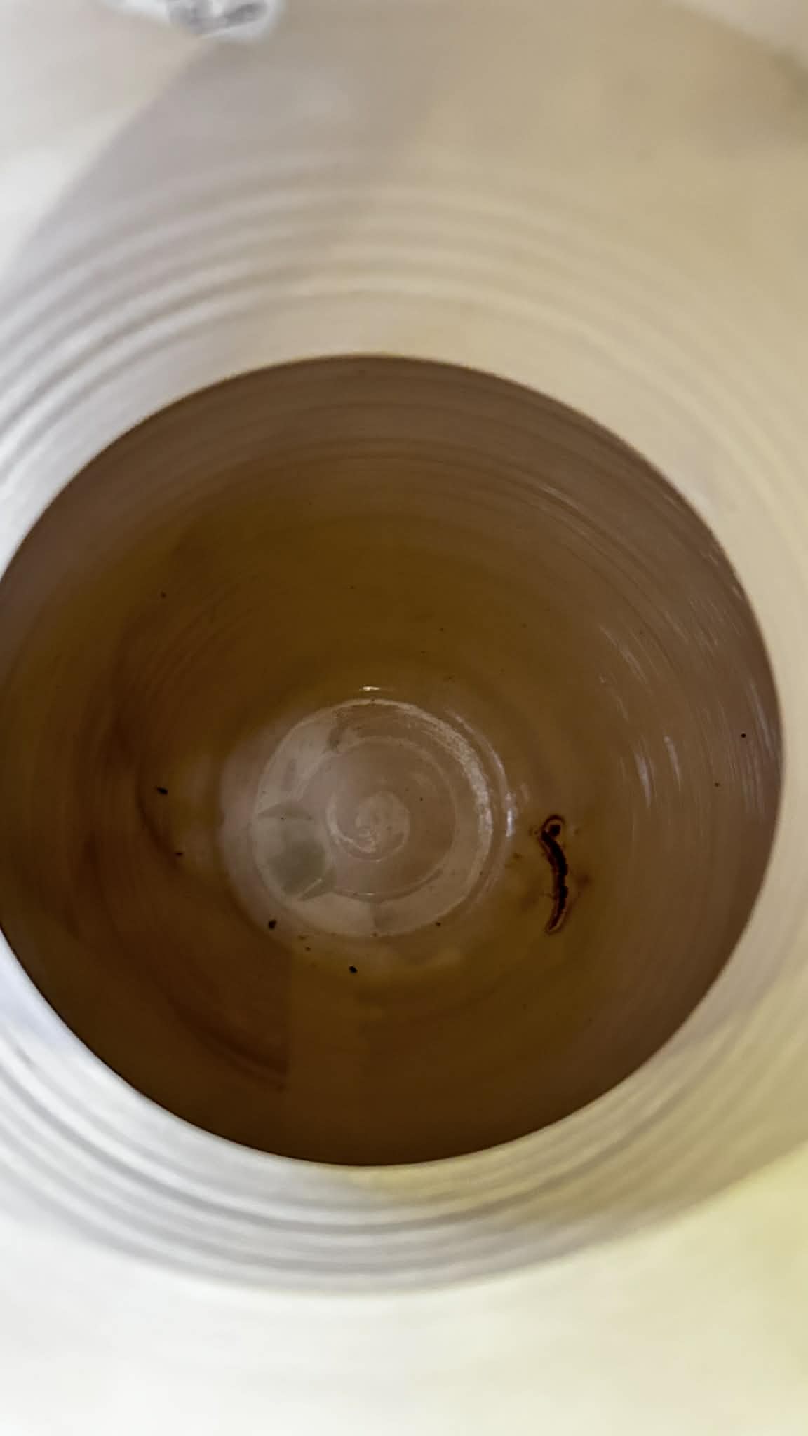 Vase artistique polychrome à décor figuratif stylisé