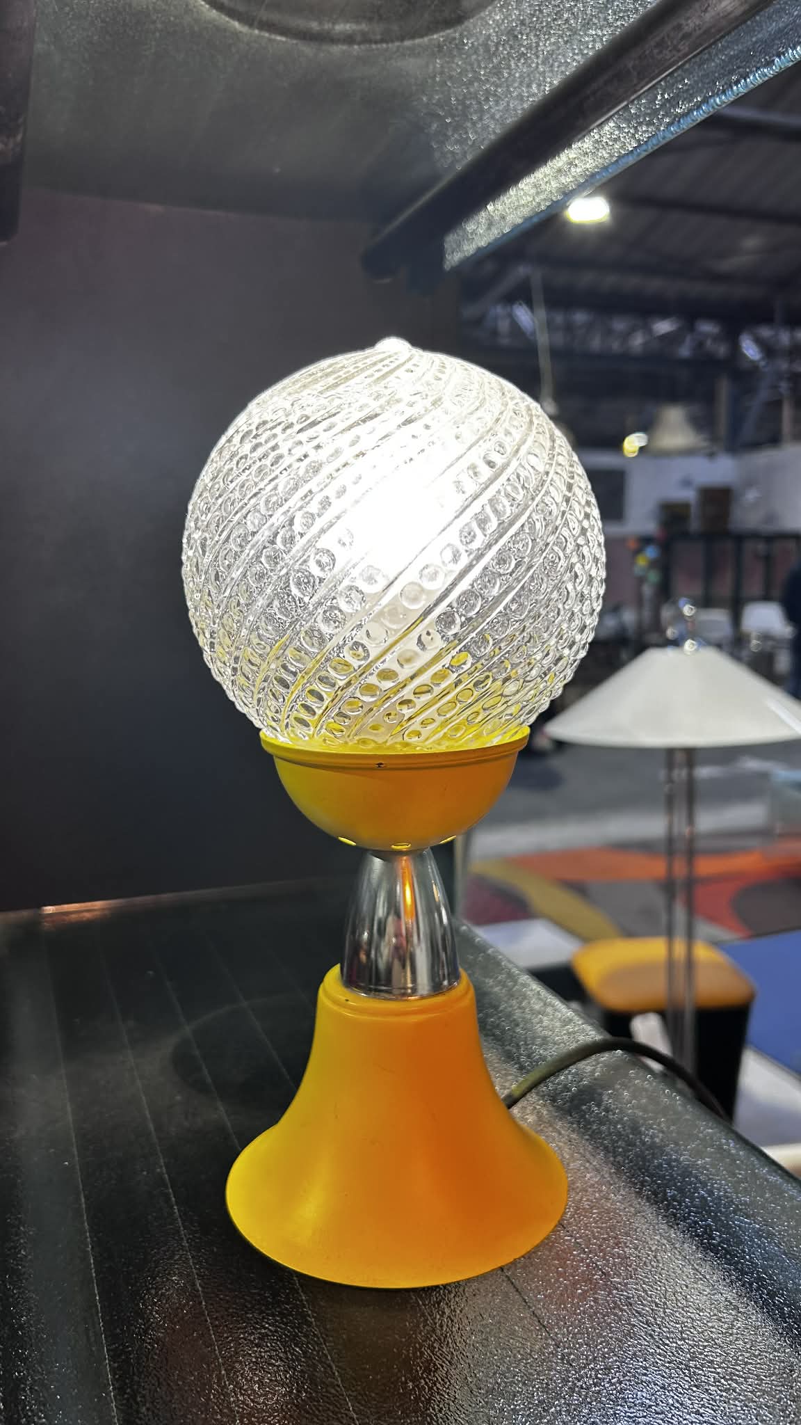 Lampe à poser vintage en verre moulé et base jaune