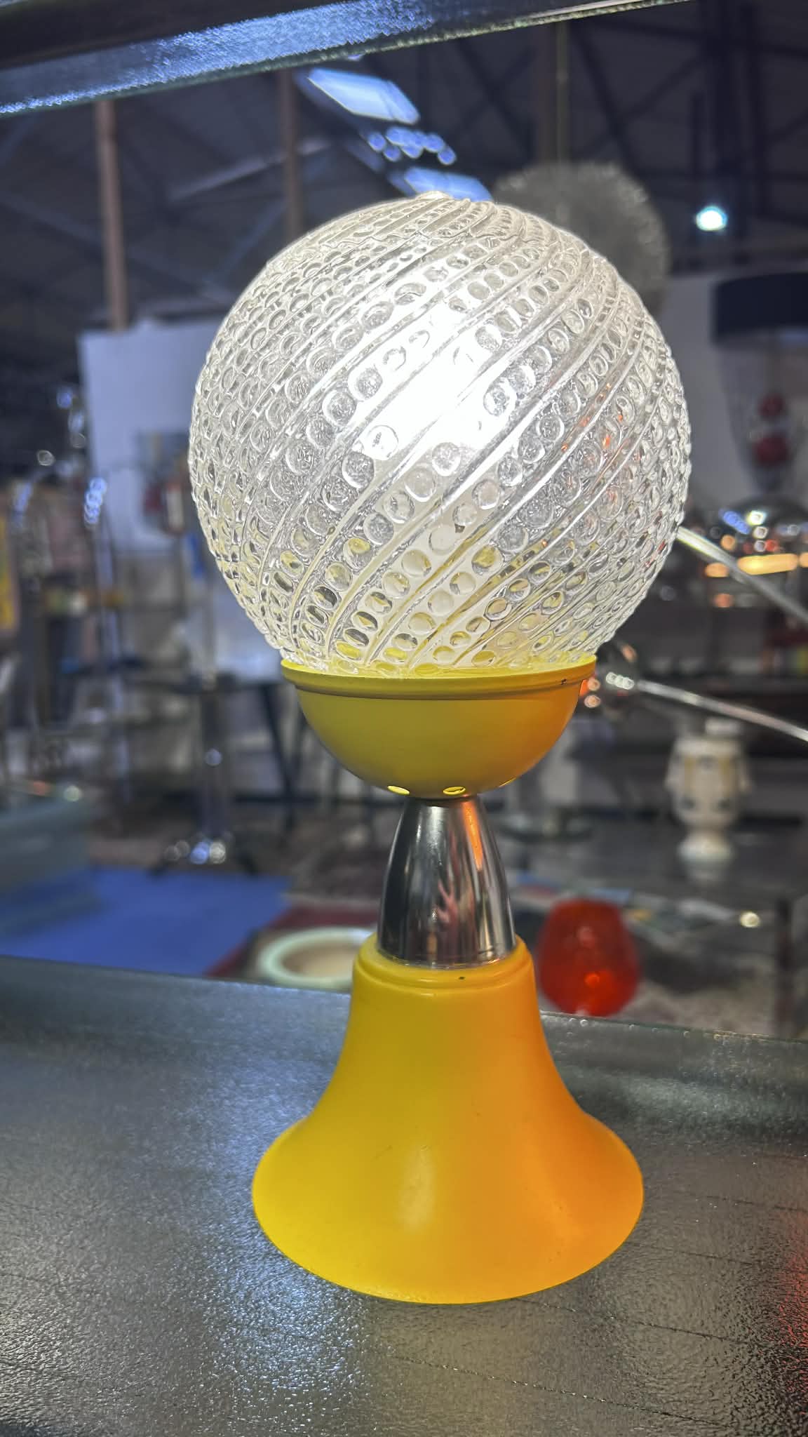 Lampe à poser vintage en verre moulé et base jaune