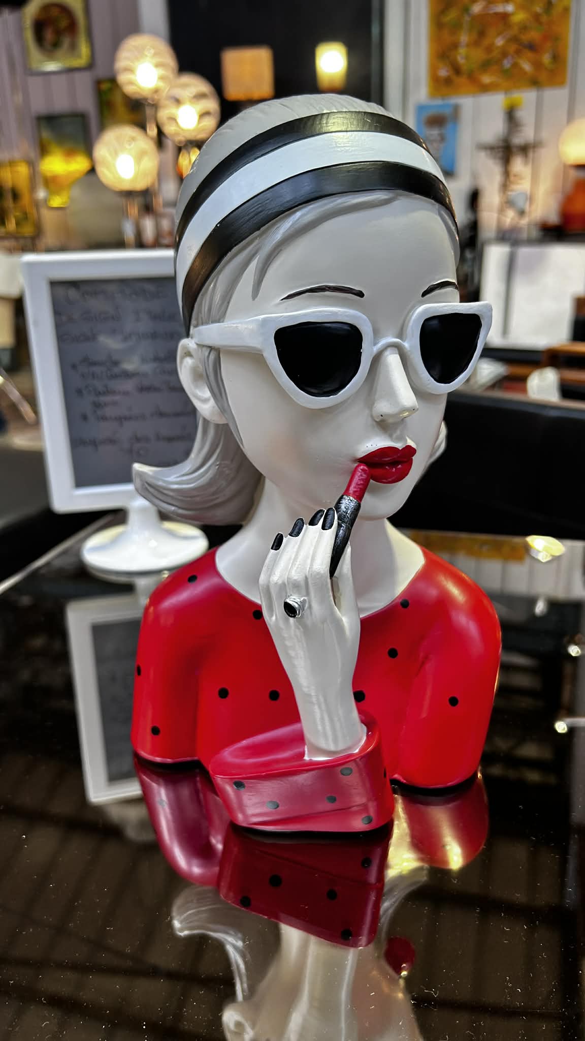 Sculpture féminine en résine