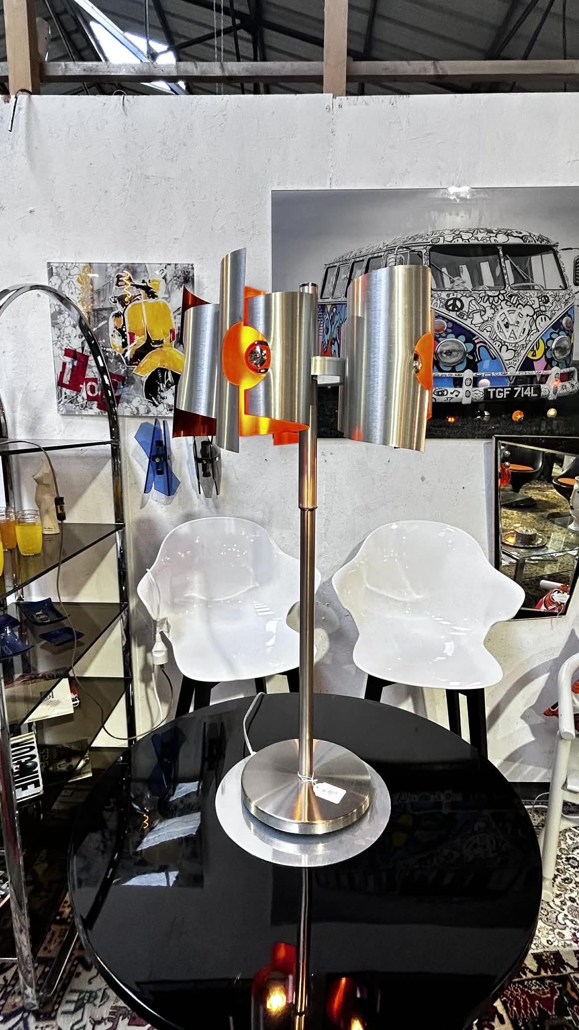 Lampadaire design en aluminium brossé et éléments colorés