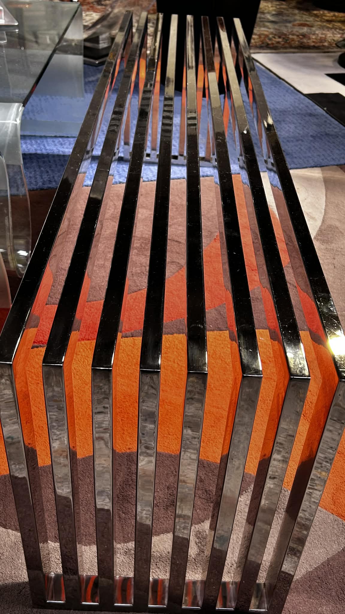 Banc design en aluminium poli – Style contemporain