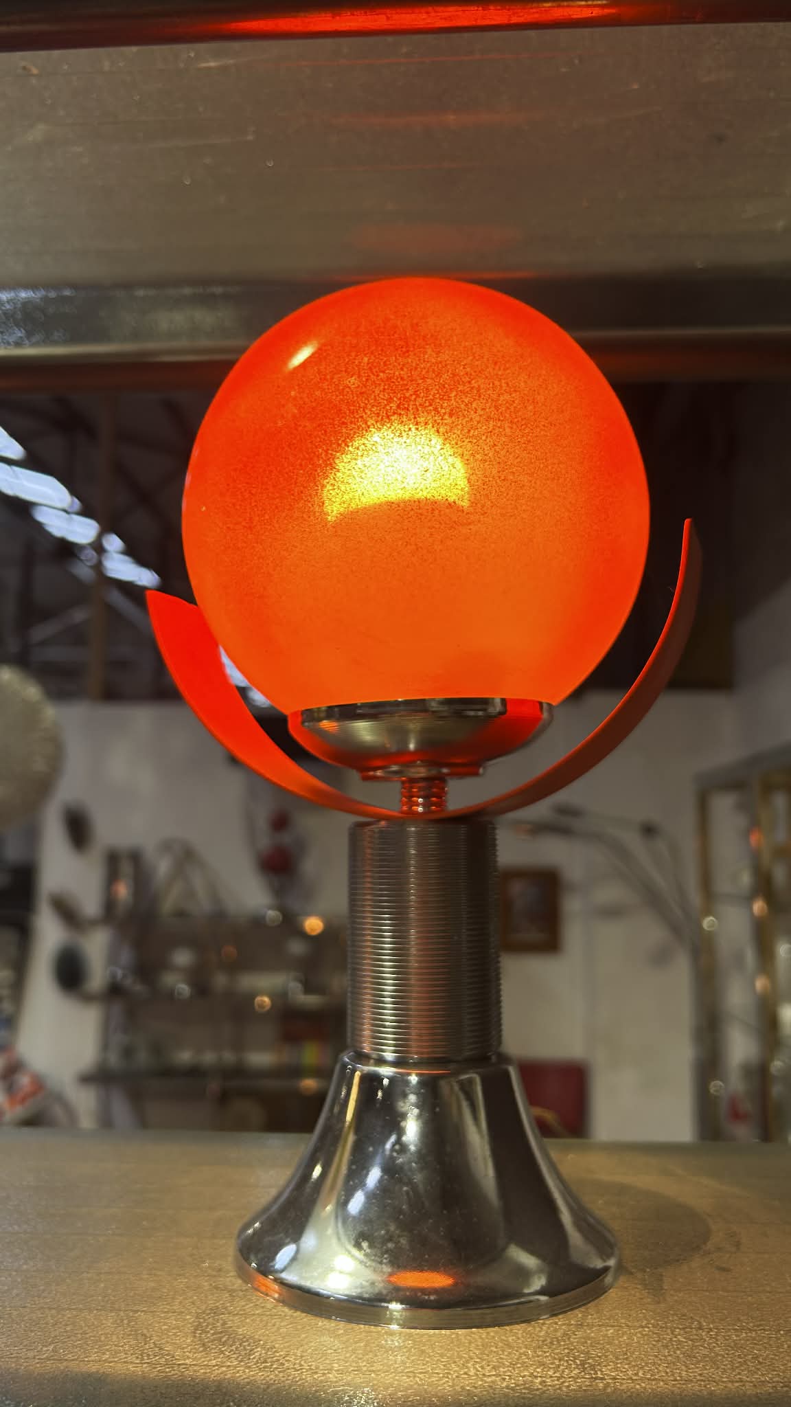 Lampe à poser vintage en verre rouge et métal chromé