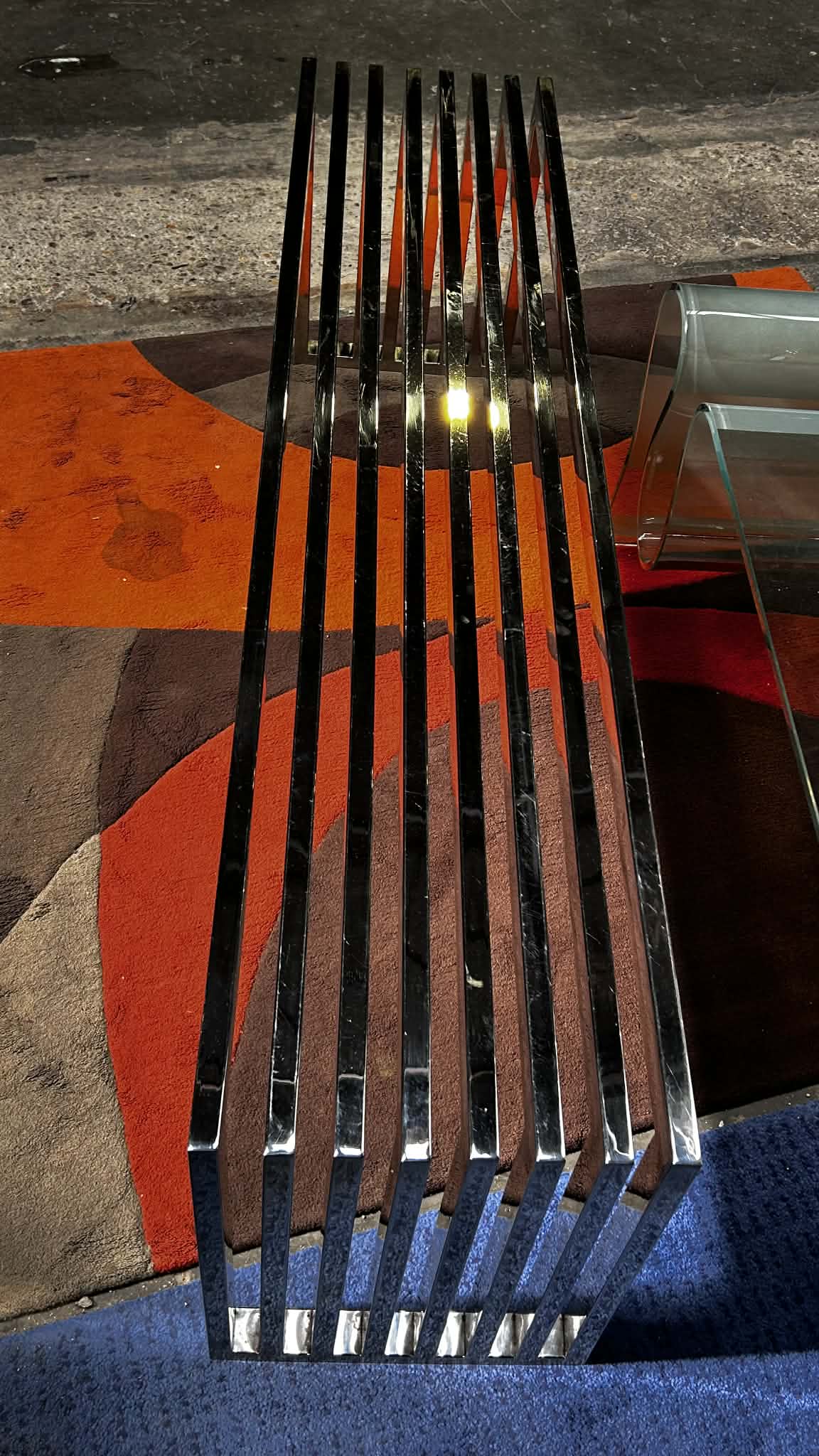 Banc design en aluminium poli – Style contemporain