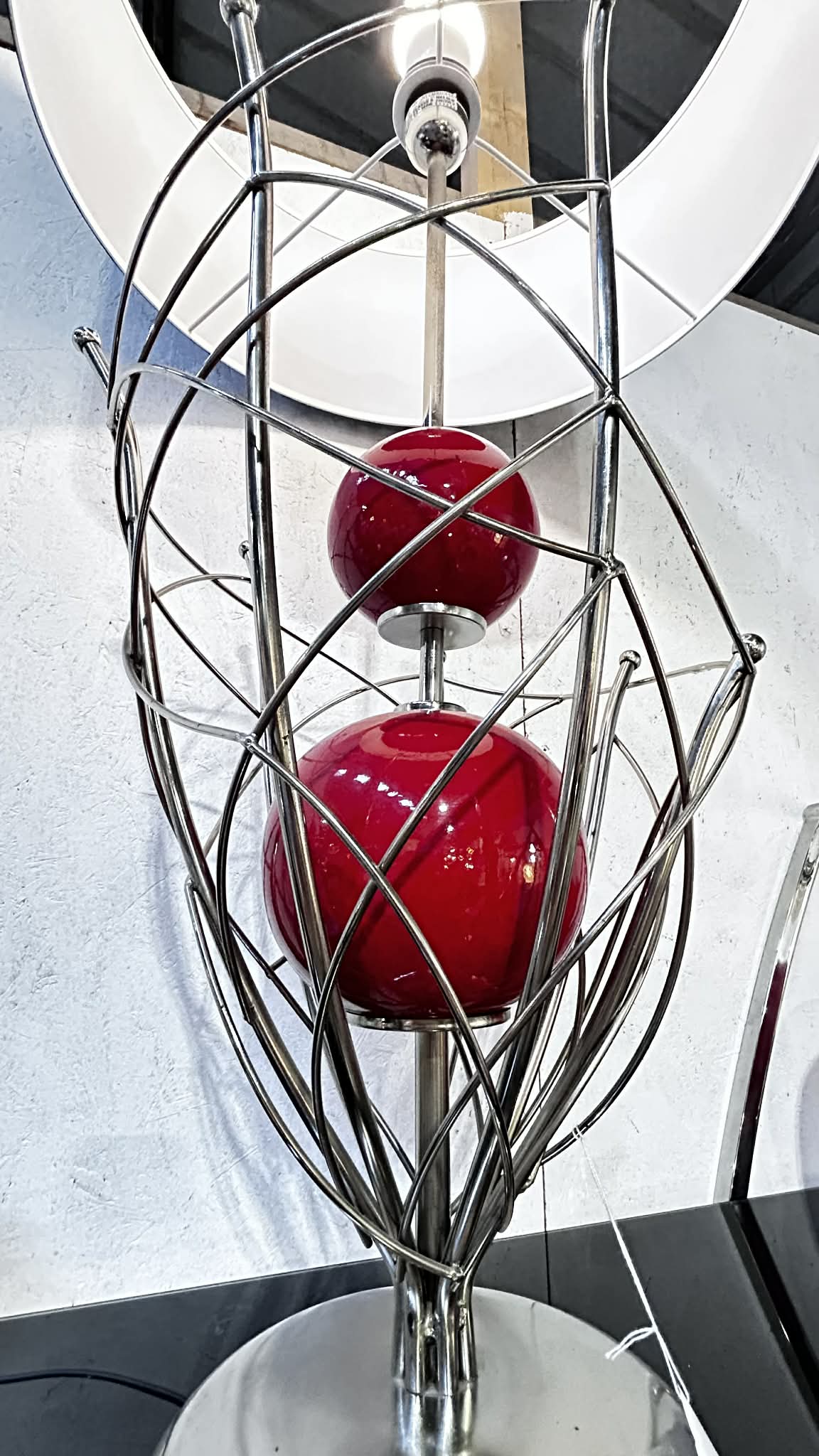 Lampe sculpturale en métal chromé et verre