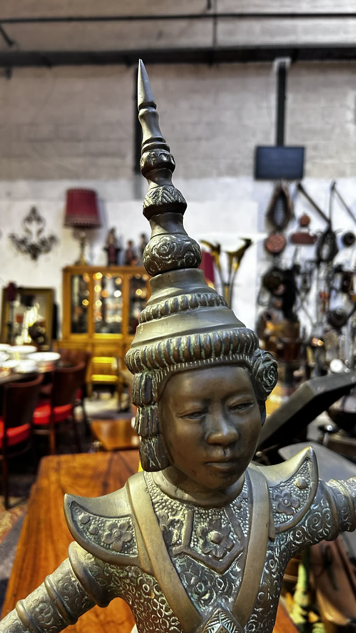 Statue de danseur asiatique en bronze patiné