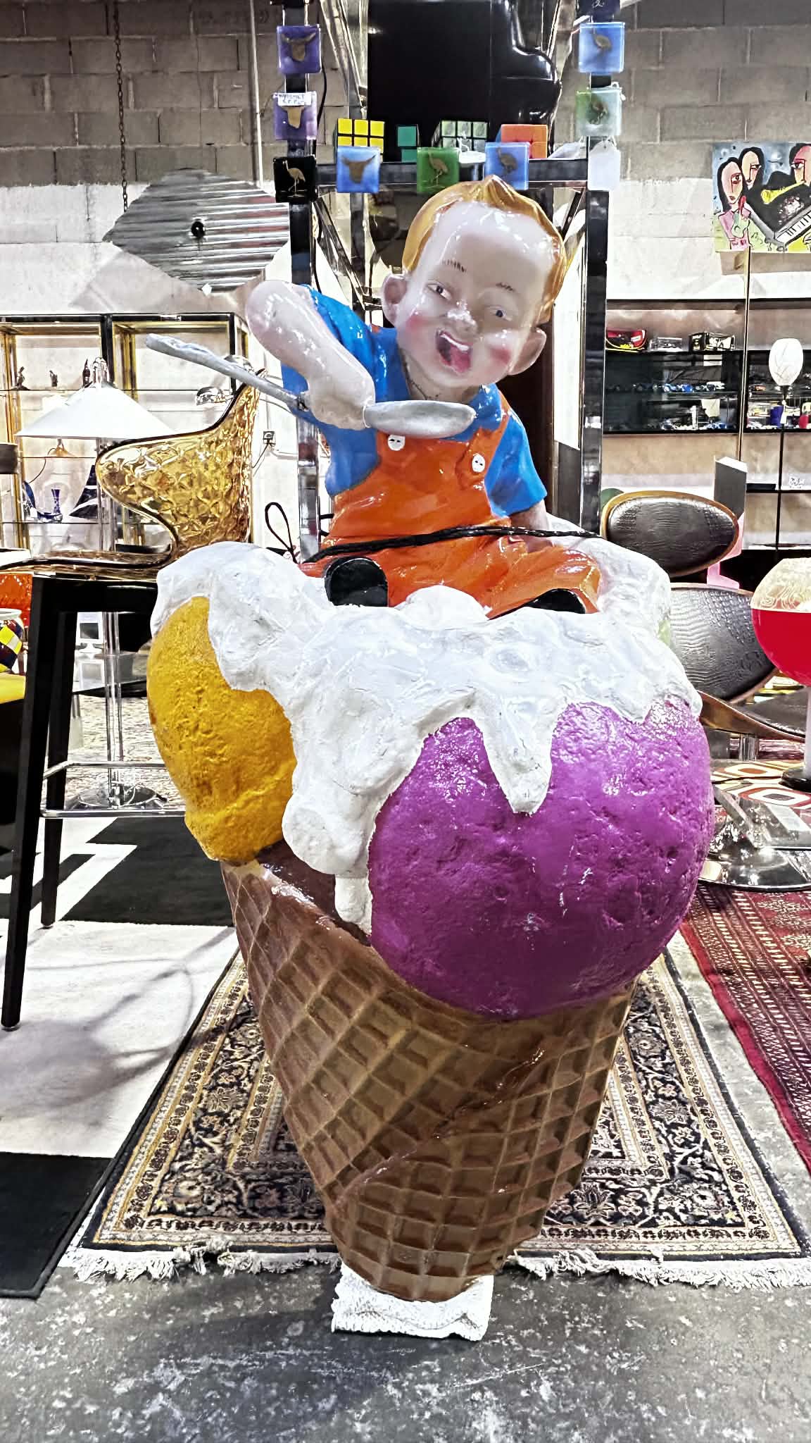 Enseigne glacier – Enfant mangeant une glace