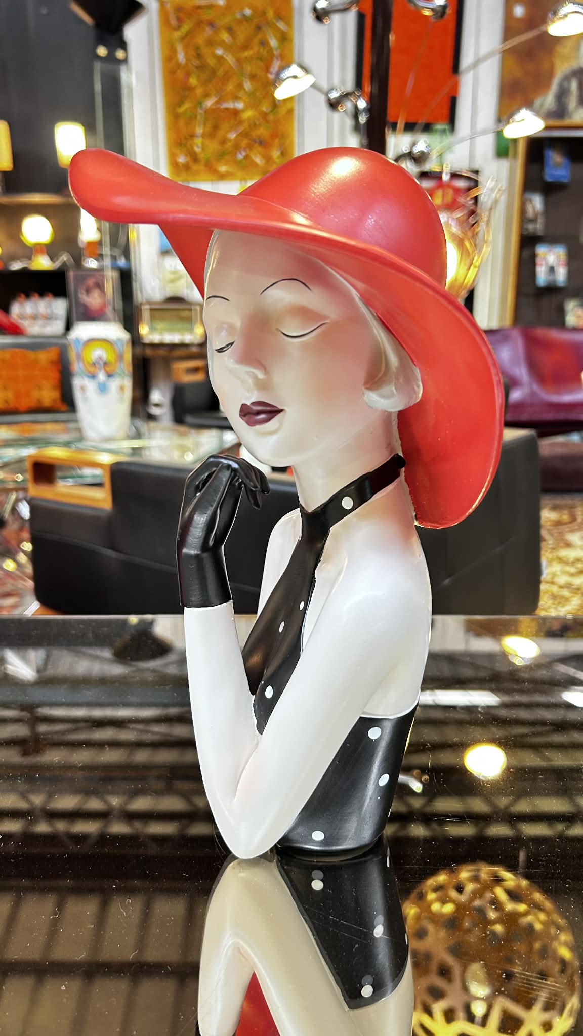 Sculpture féminine en résine