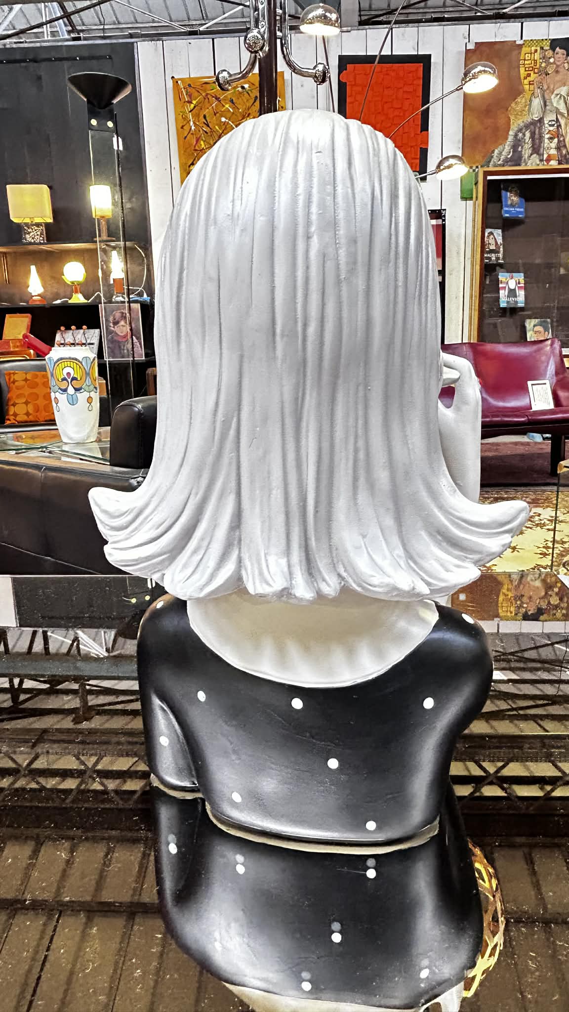 Sculpture féminine en résine