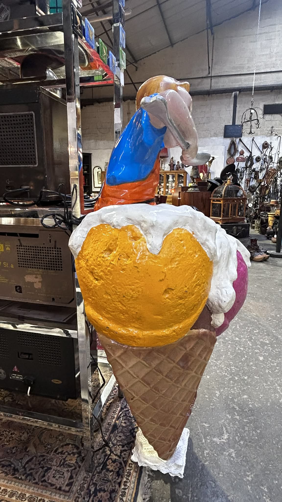 Enseigne glacier – Enfant mangeant une glace