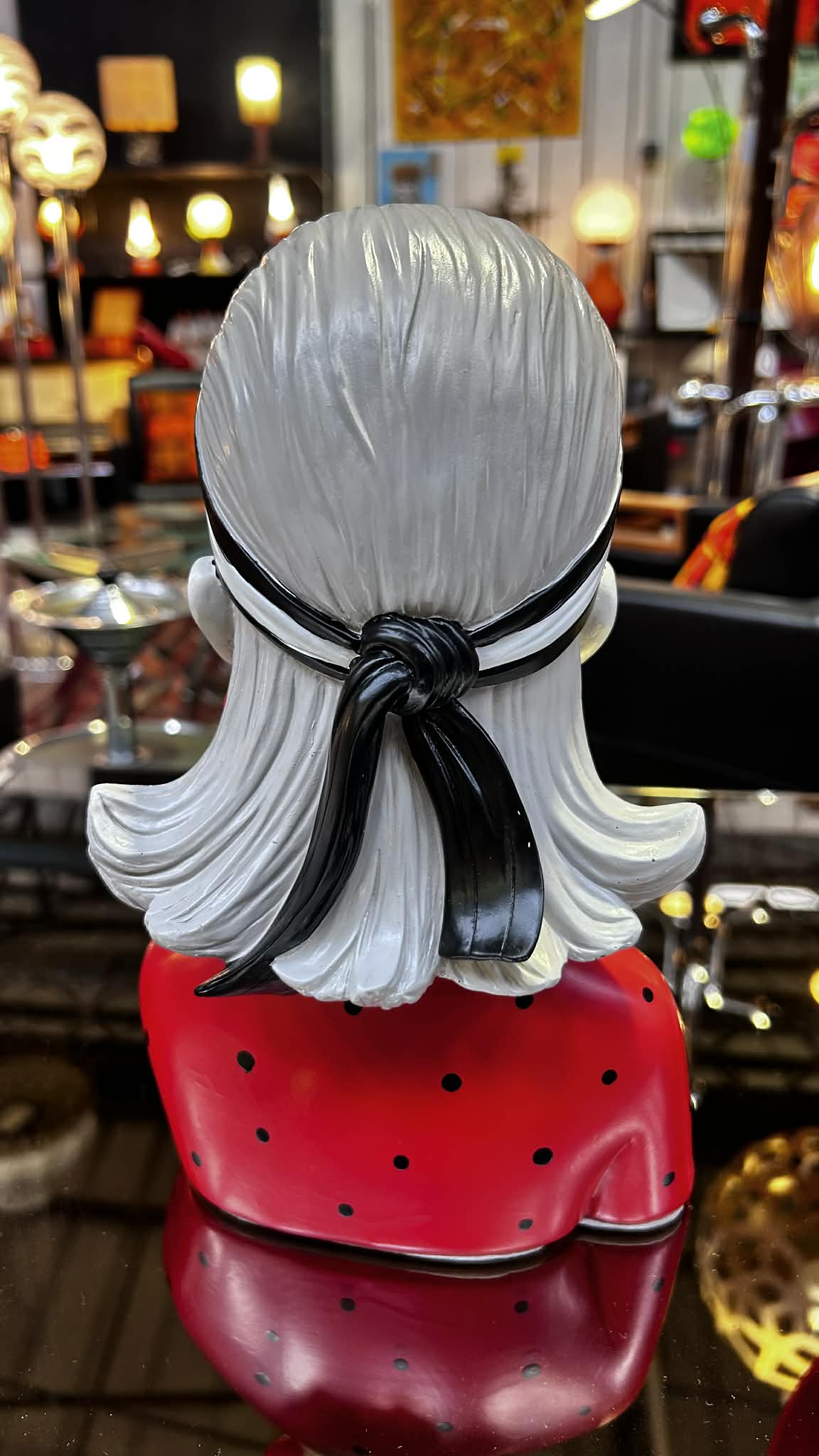 Sculpture féminine en résine