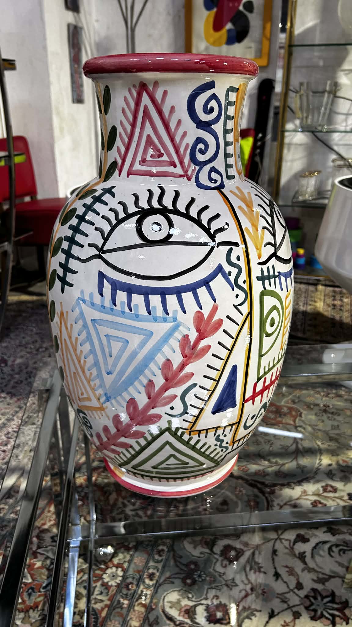 Vase artistique polychrome à décor figuratif stylisé