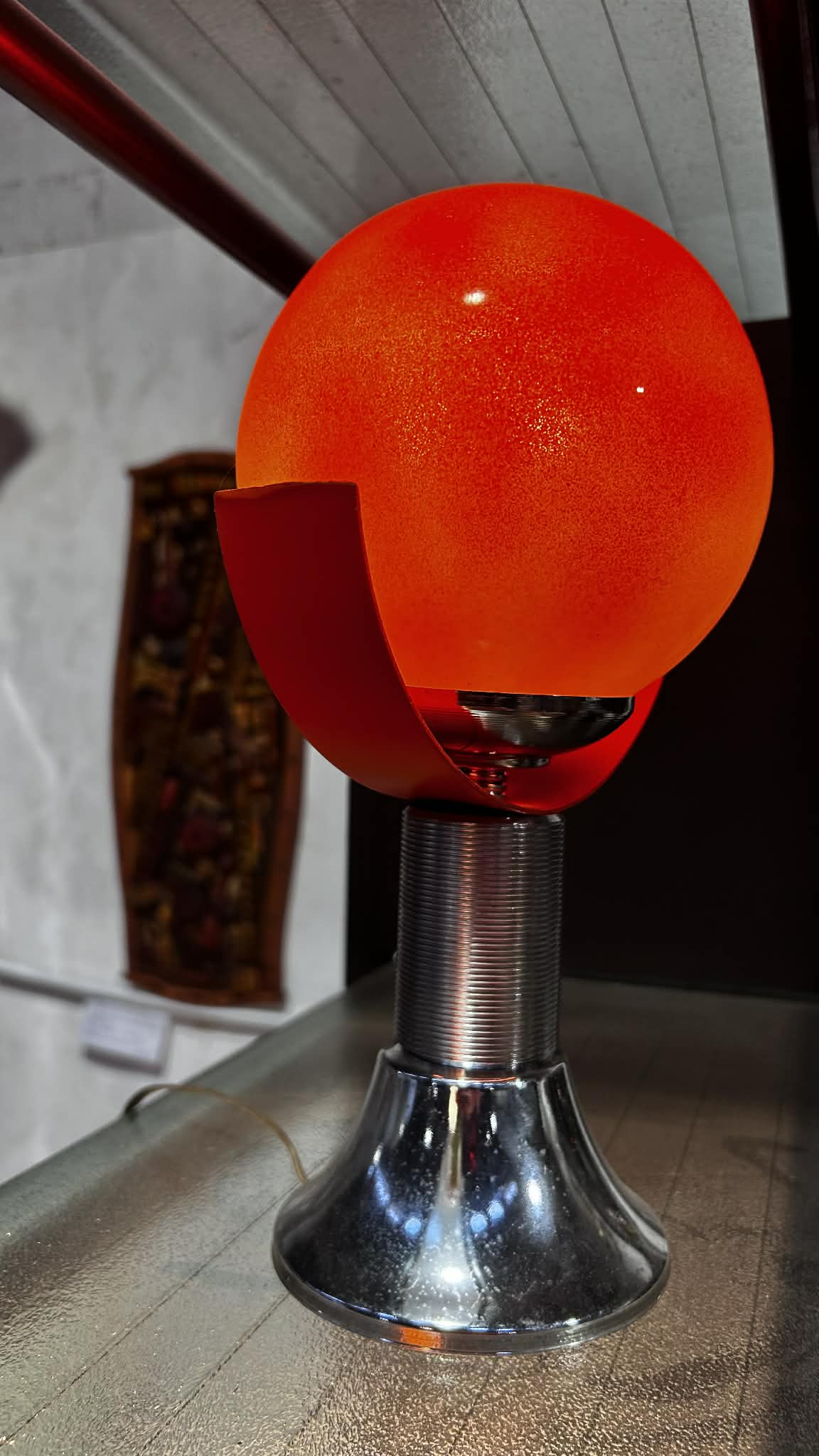Lampe à poser vintage en verre rouge et métal chromé