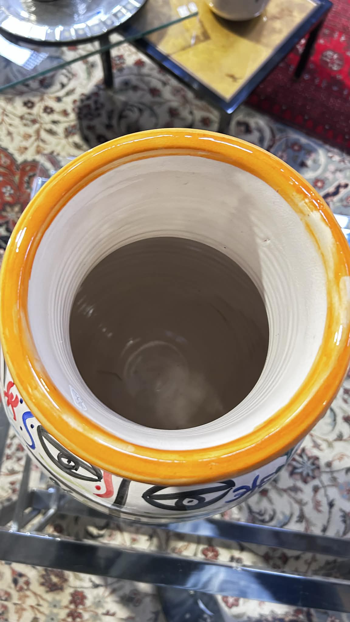 Vase artistique polychrome à décor figuratif stylisé