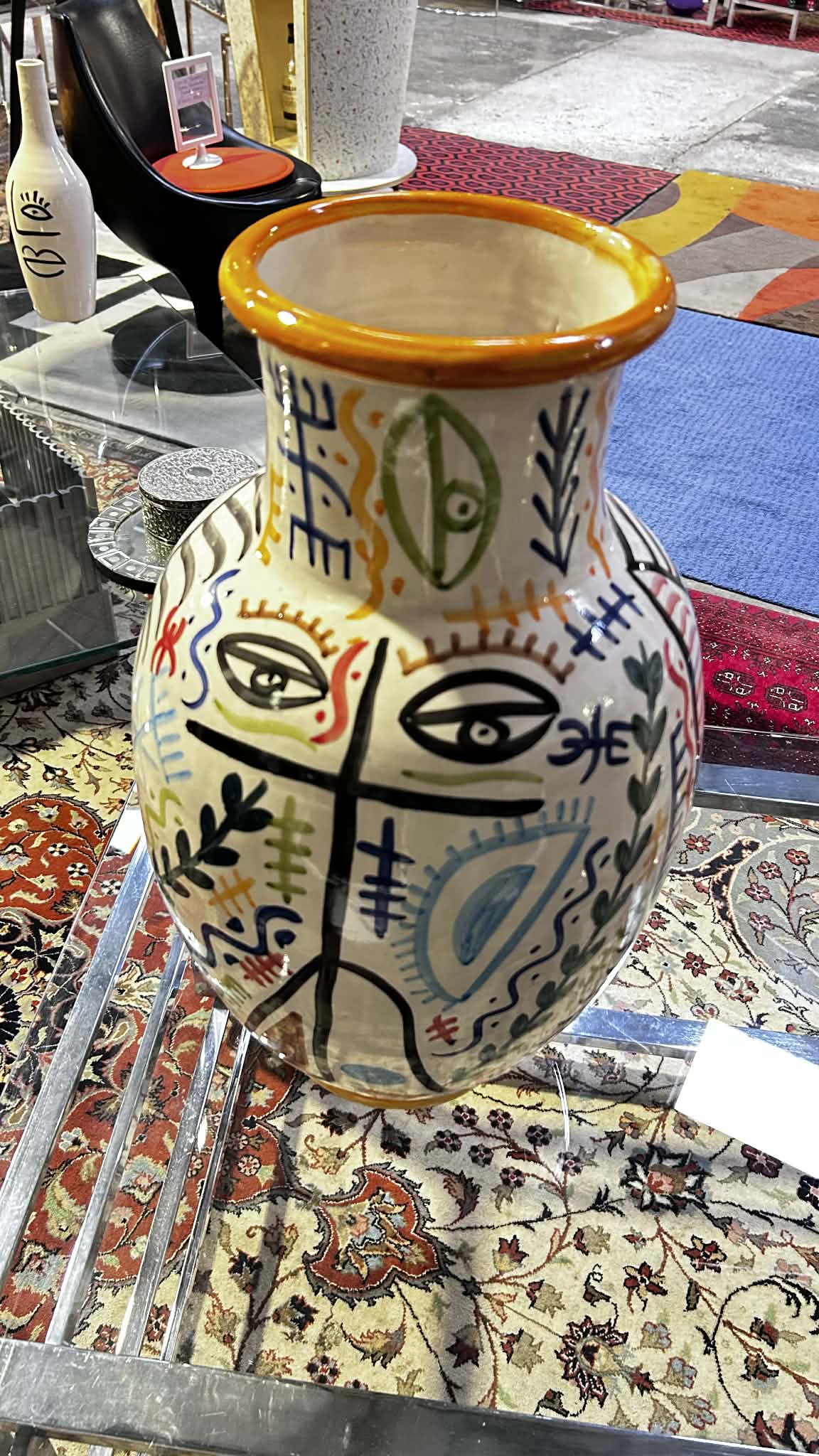 Vase artistique polychrome à décor figuratif stylisé