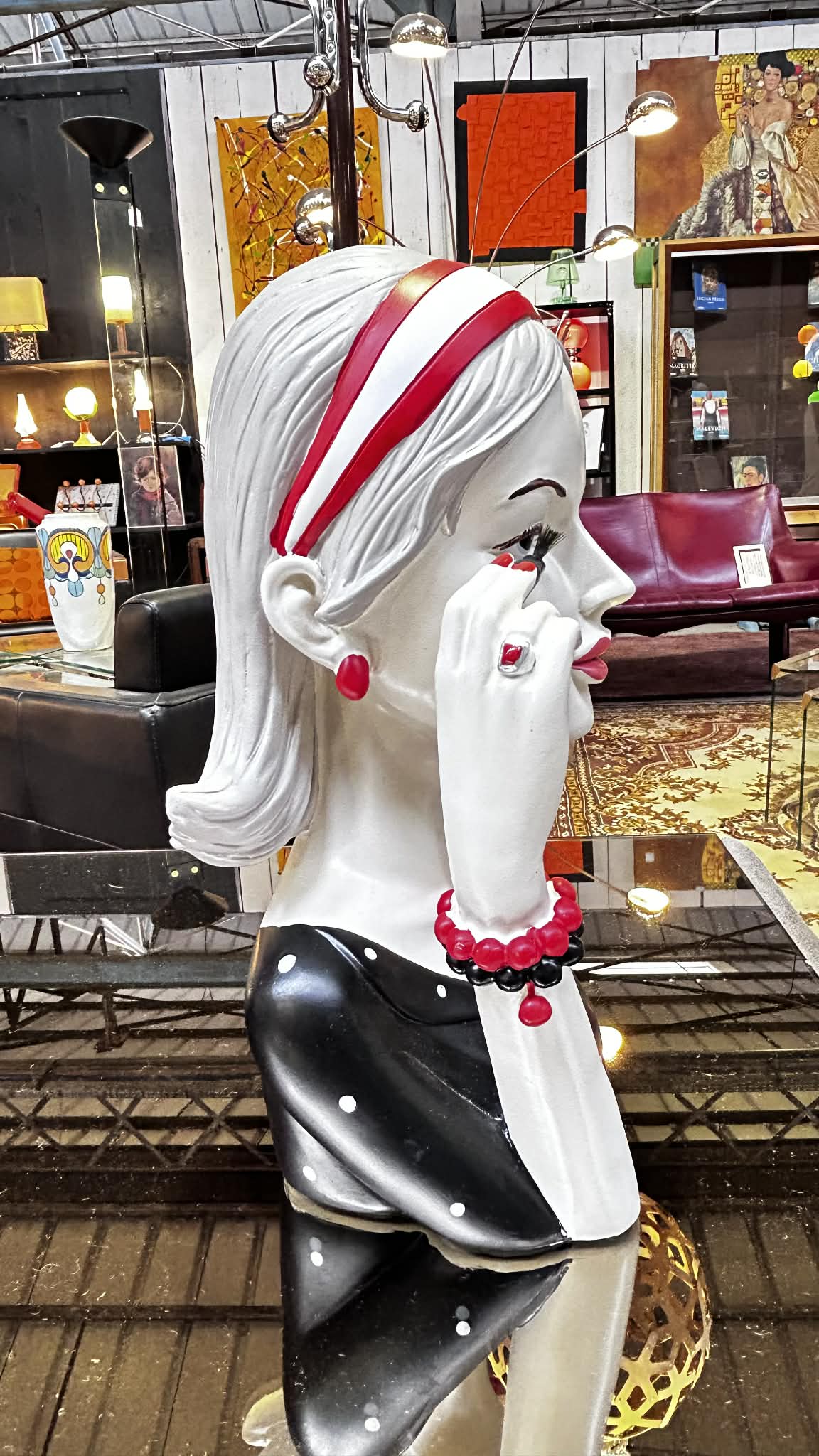 Sculpture féminine en résine