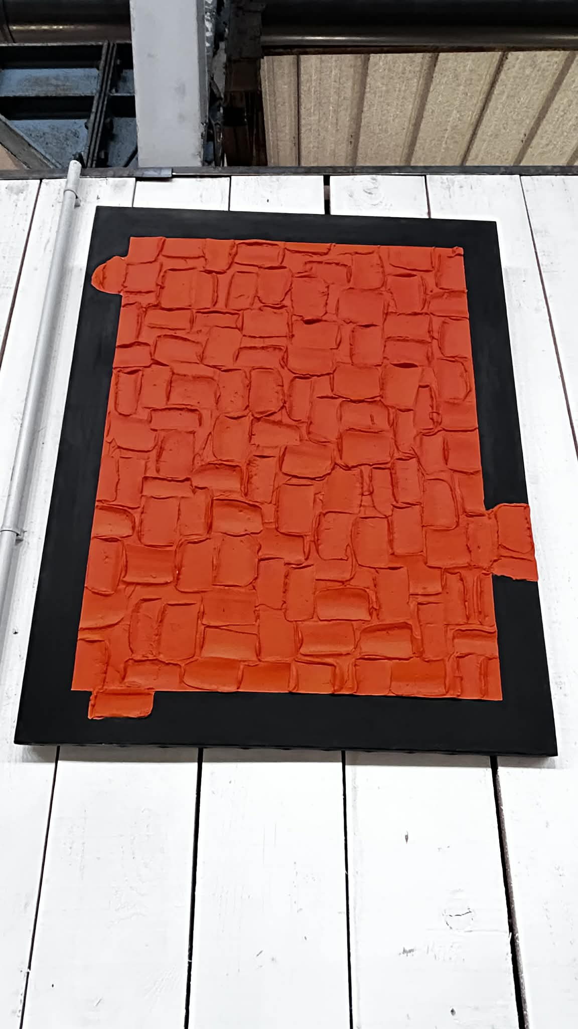 Tableau contemporain texturé – Relief graphique rouge sur fond noir