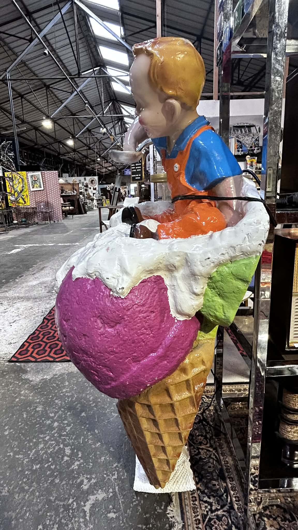 Enseigne glacier – Enfant mangeant une glace