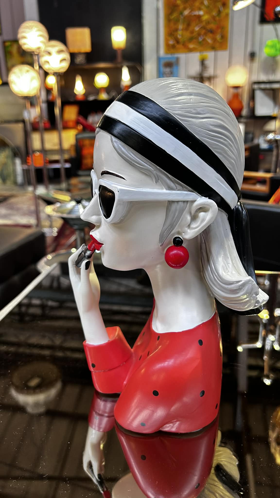 Sculpture féminine en résine