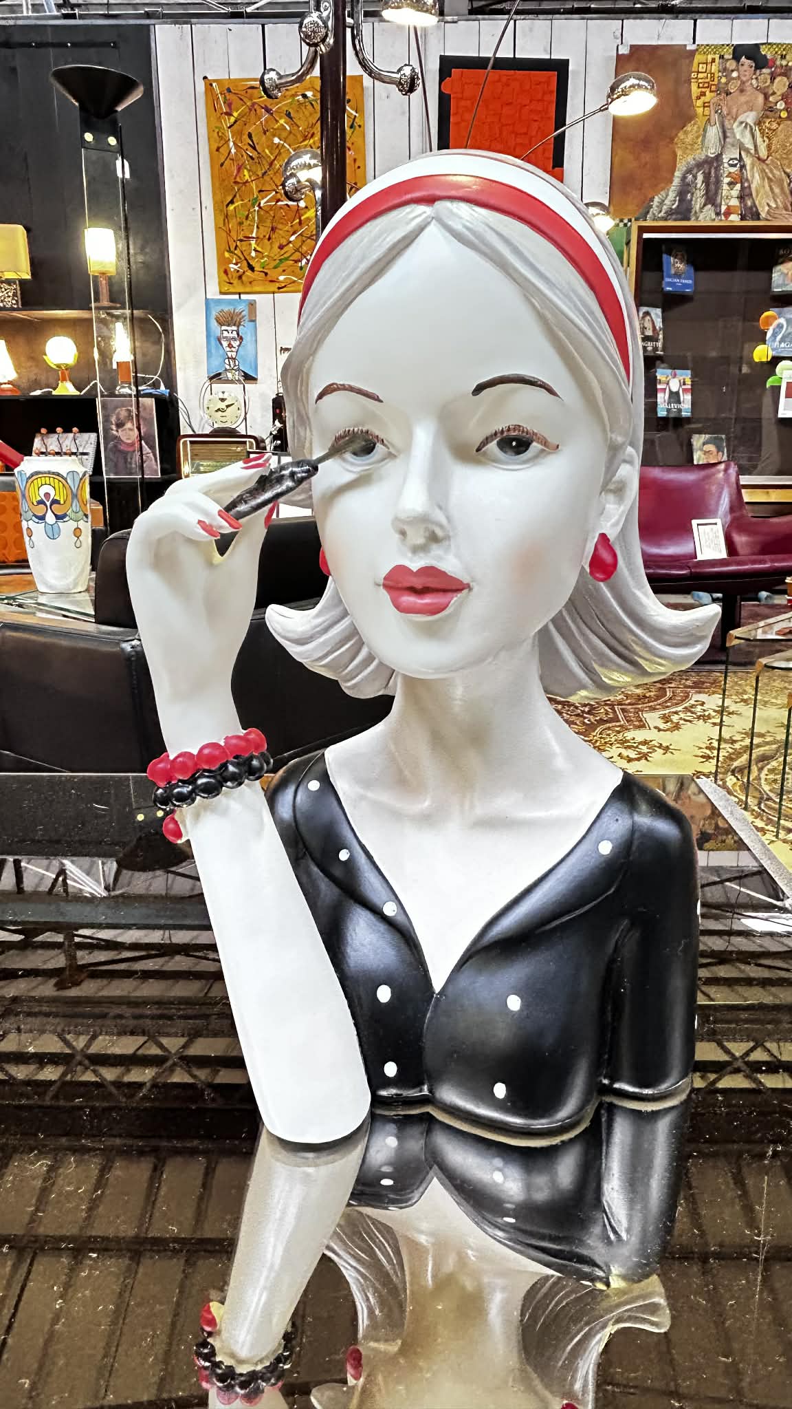 Sculpture féminine en résine