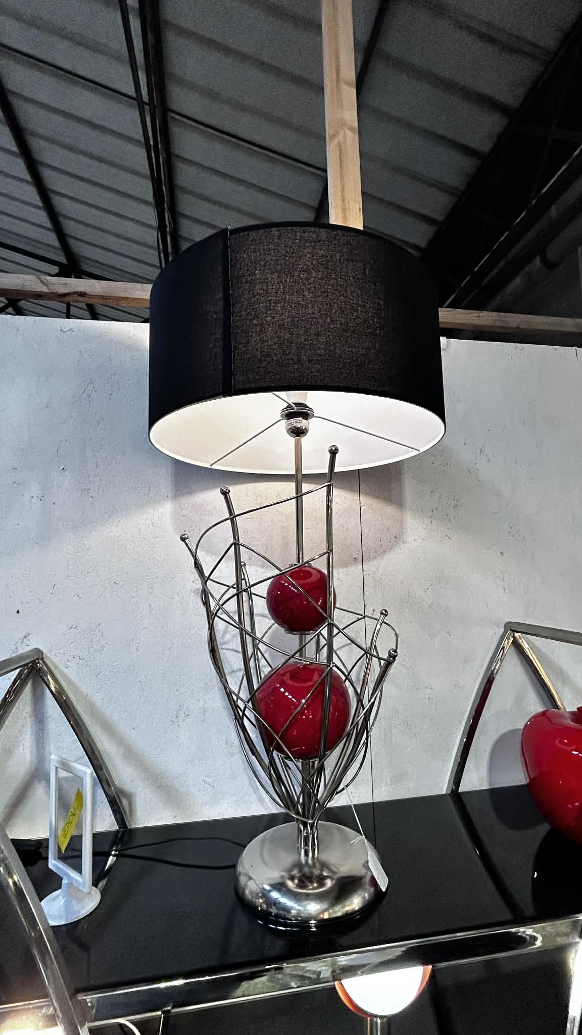 Lampe sculpturale en métal chromé et verre