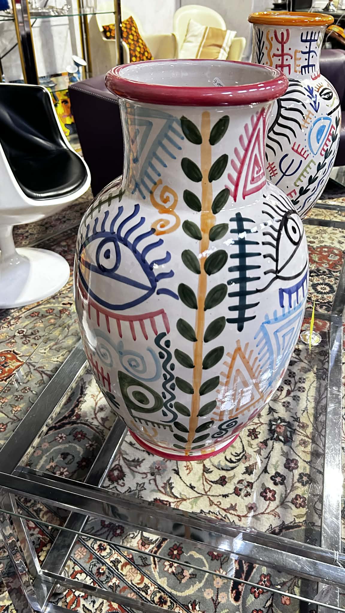 Vase artistique polychrome à décor figuratif stylisé