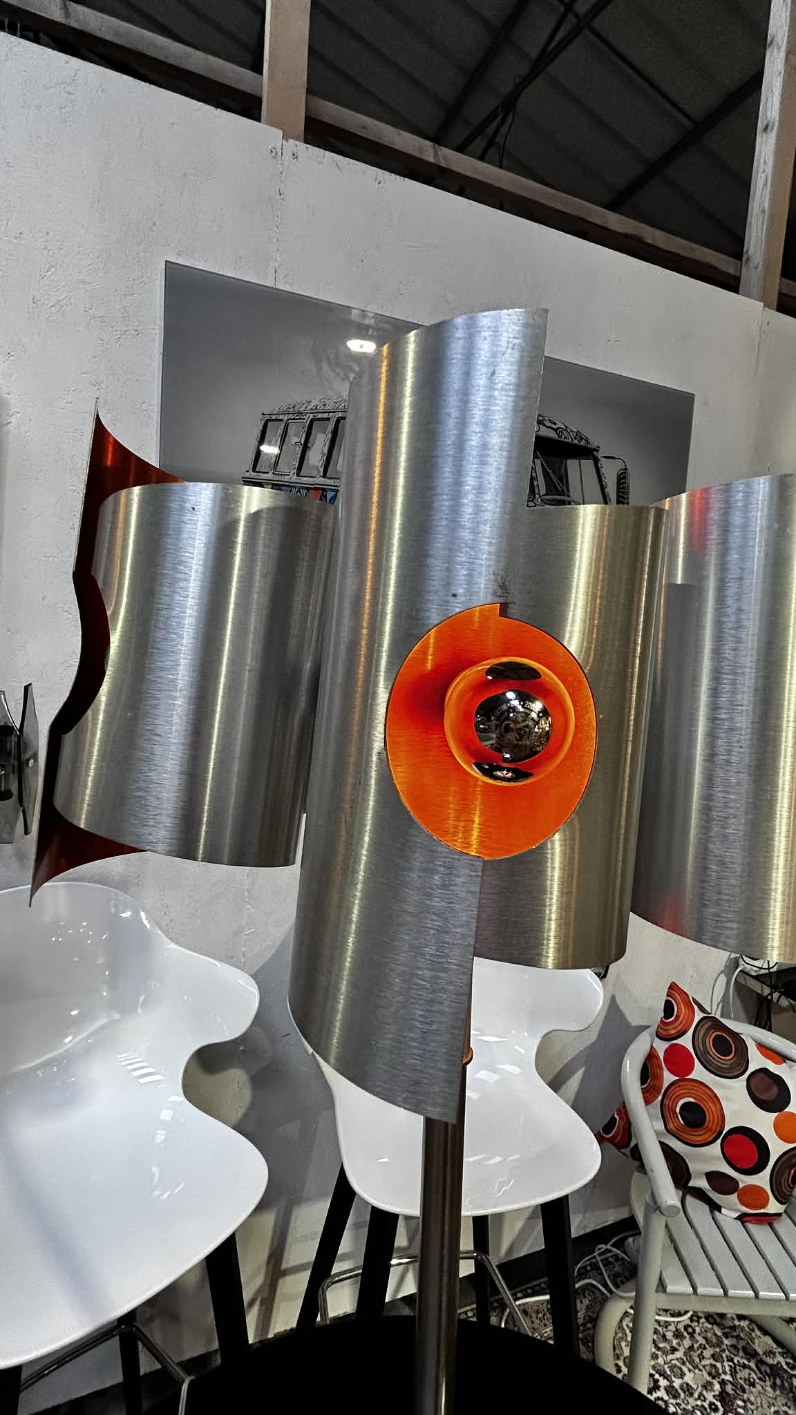 Lampadaire design en aluminium brossé et éléments colorés