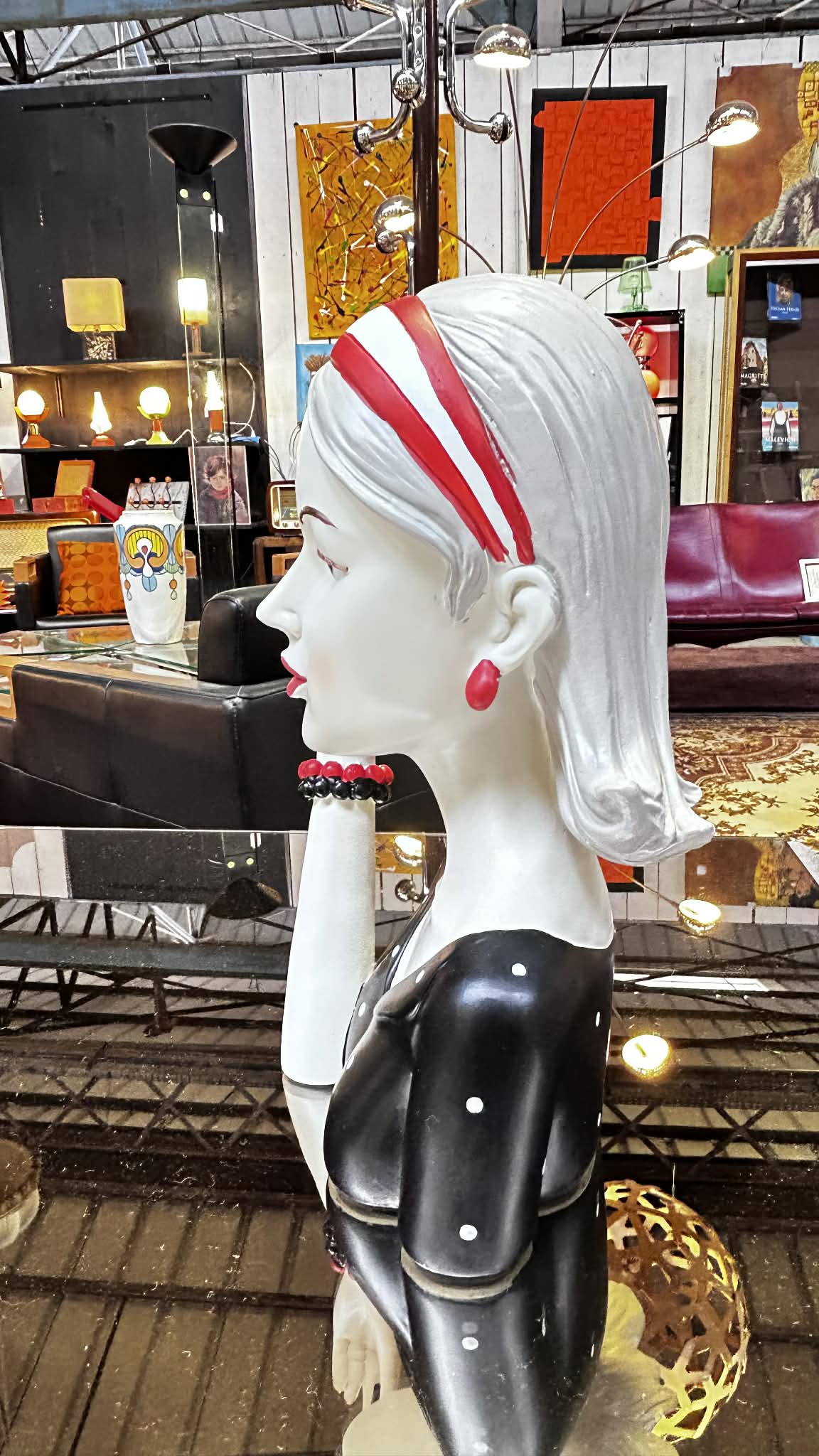 Sculpture féminine en résine