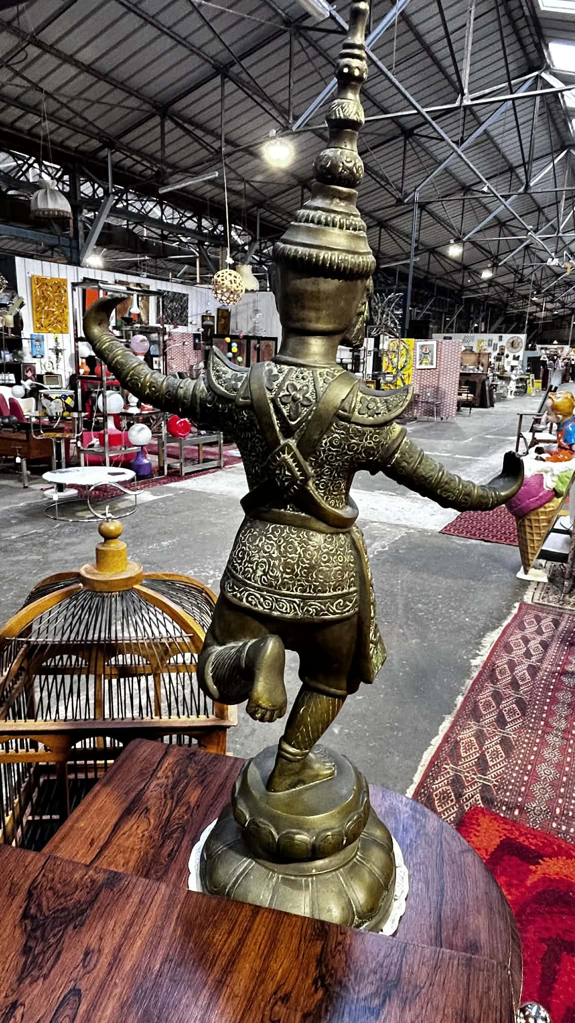 Statue de danseur asiatique en bronze patiné