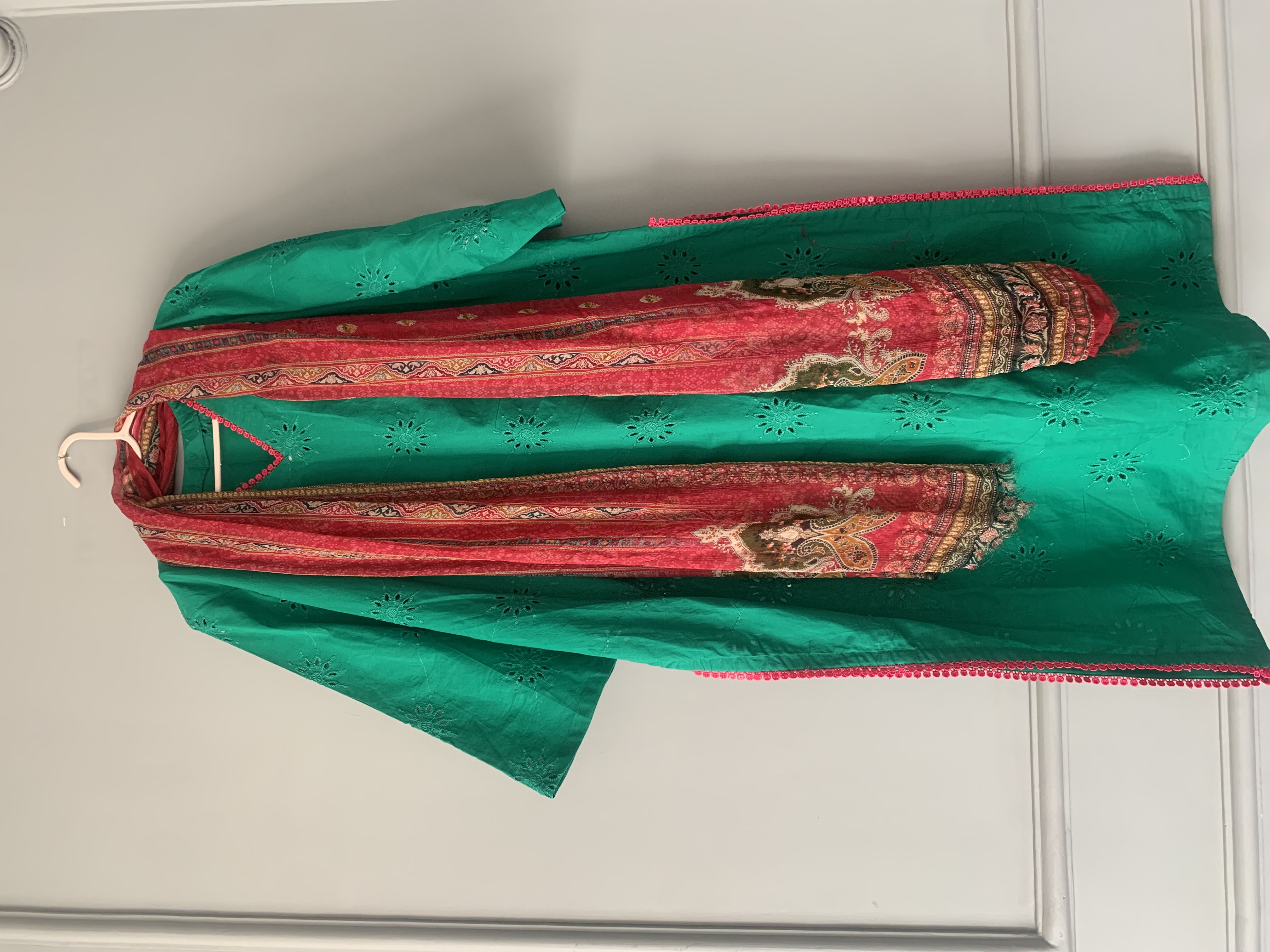 Green chikankari kurta dupatta set.