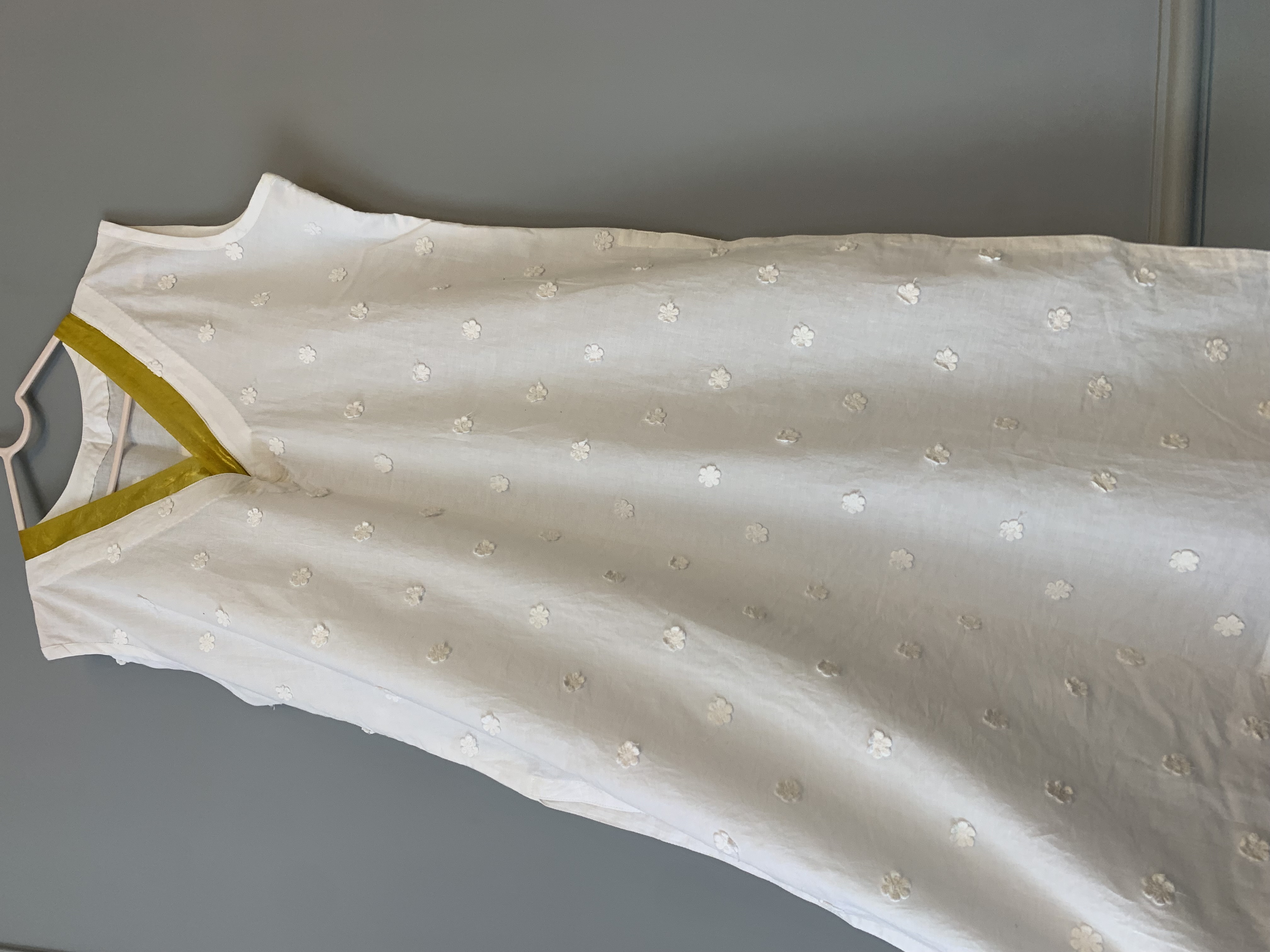 white Sleeveless Kurta